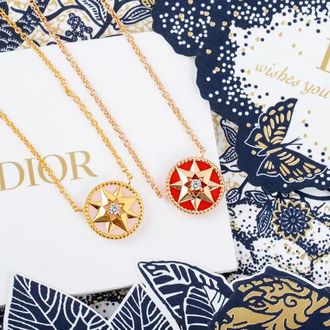 <p>DIOR&nbsp;罗盘项链</p>