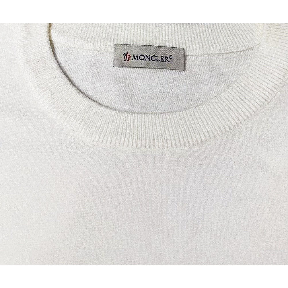 <p>MONCLER 秋冬新款男士圆领毛衣(白)<br />
&nbsp;</p>