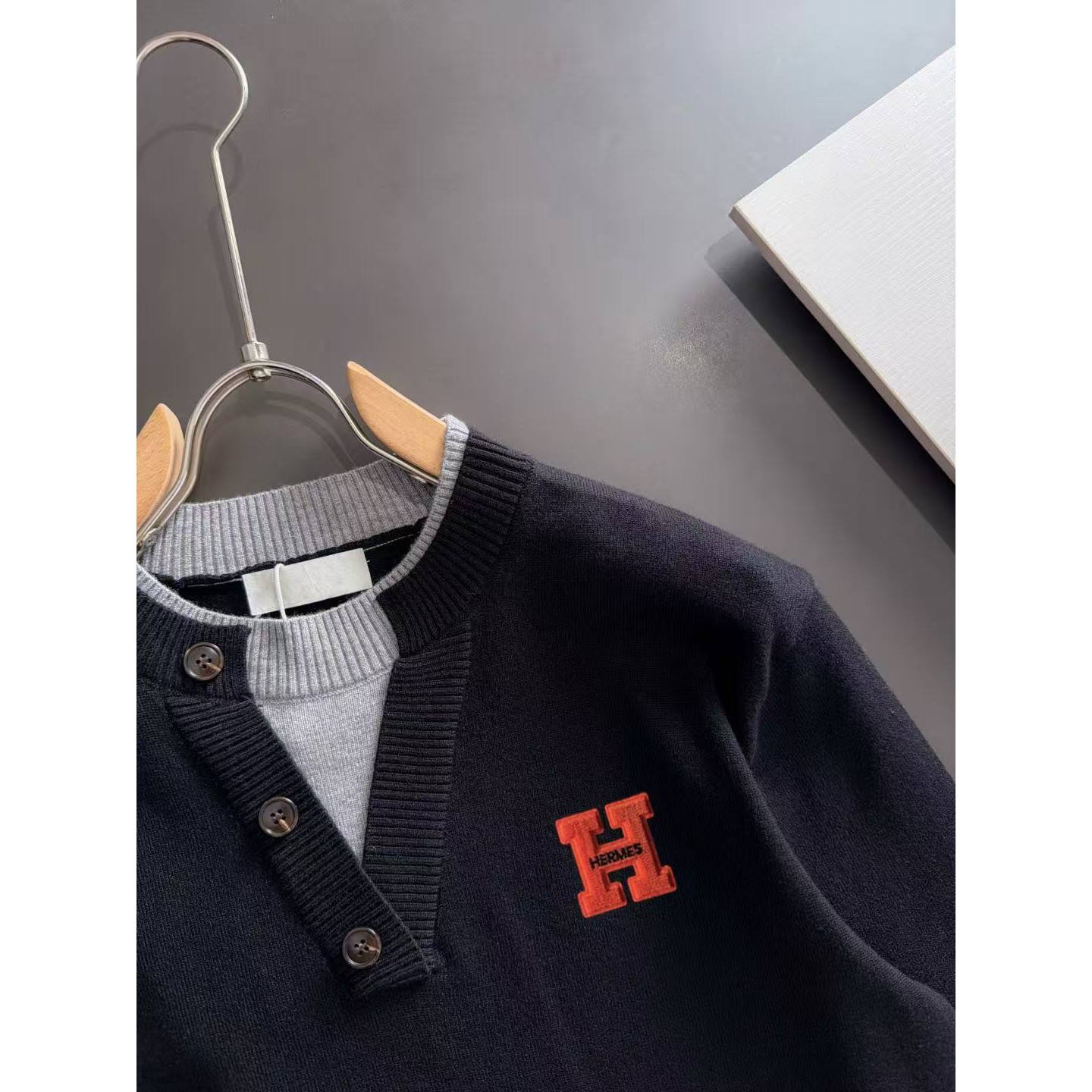 <p>HERMES 秋冬官网最新毛衣(黑)</p>