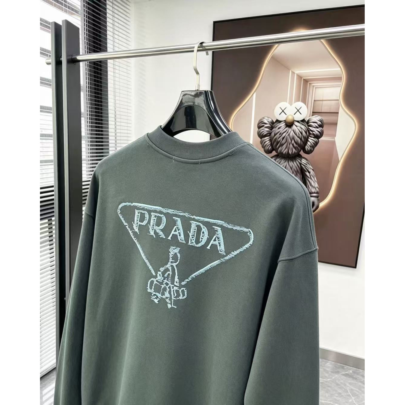 <p>PRADA&nbsp;圓領長袖T恤(軍綠)</p>