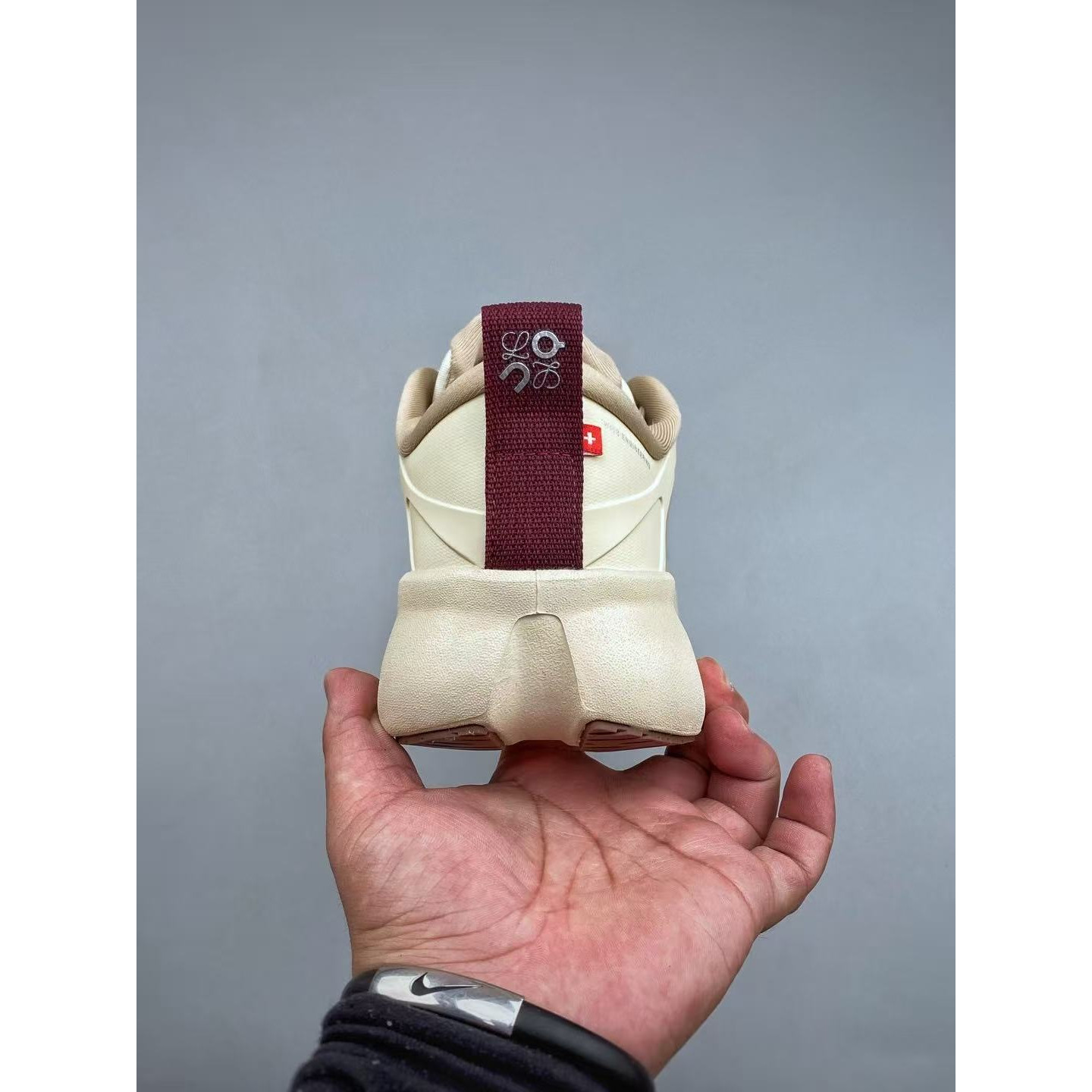 <p>Loewe x ON&nbsp; 联名 Cloudsolo 系列</p>