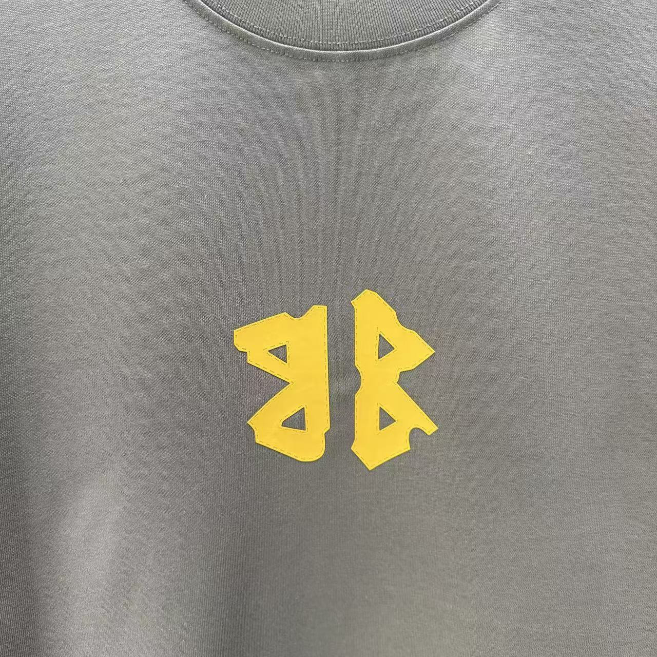 <p>Balenciaga 短袖T恤(棕)</p>