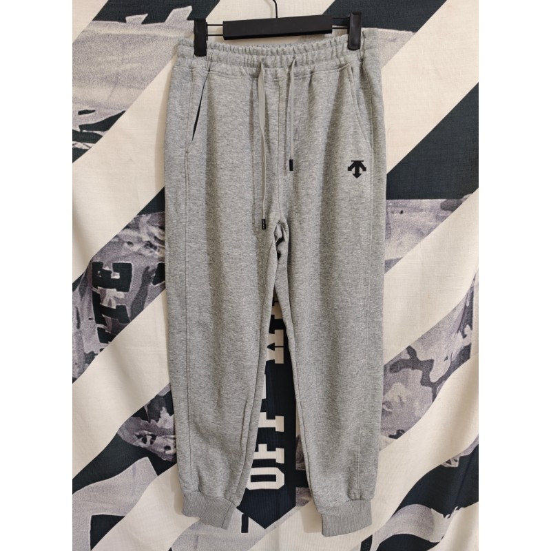 <p>DESCENTE 韓版經典款長褲(淺灰)</p>