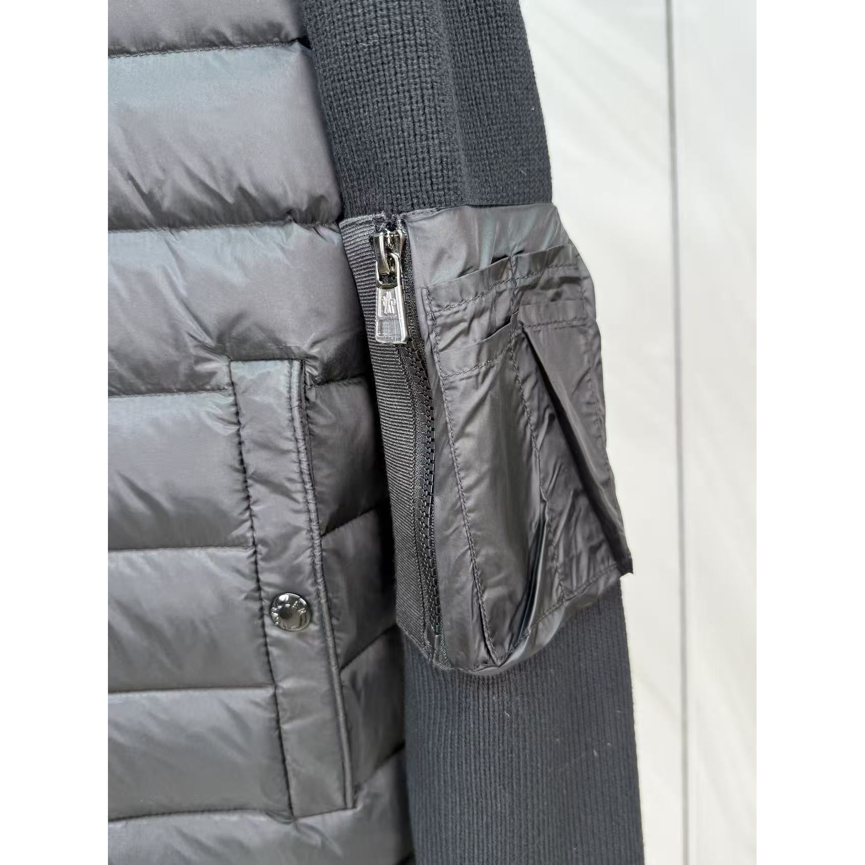 <p>Moncler 羊毛连帽针织男士羽绒服(黑)</p>