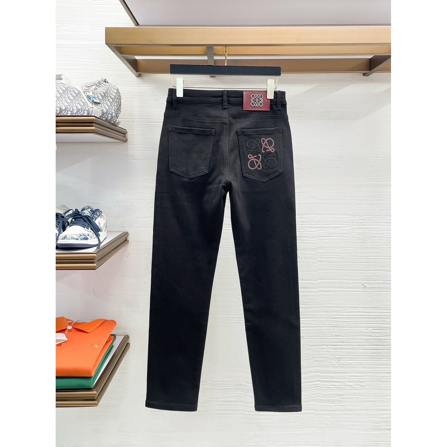 <p>LOEWE&nbsp;高端牛仔裤(黑)</p>