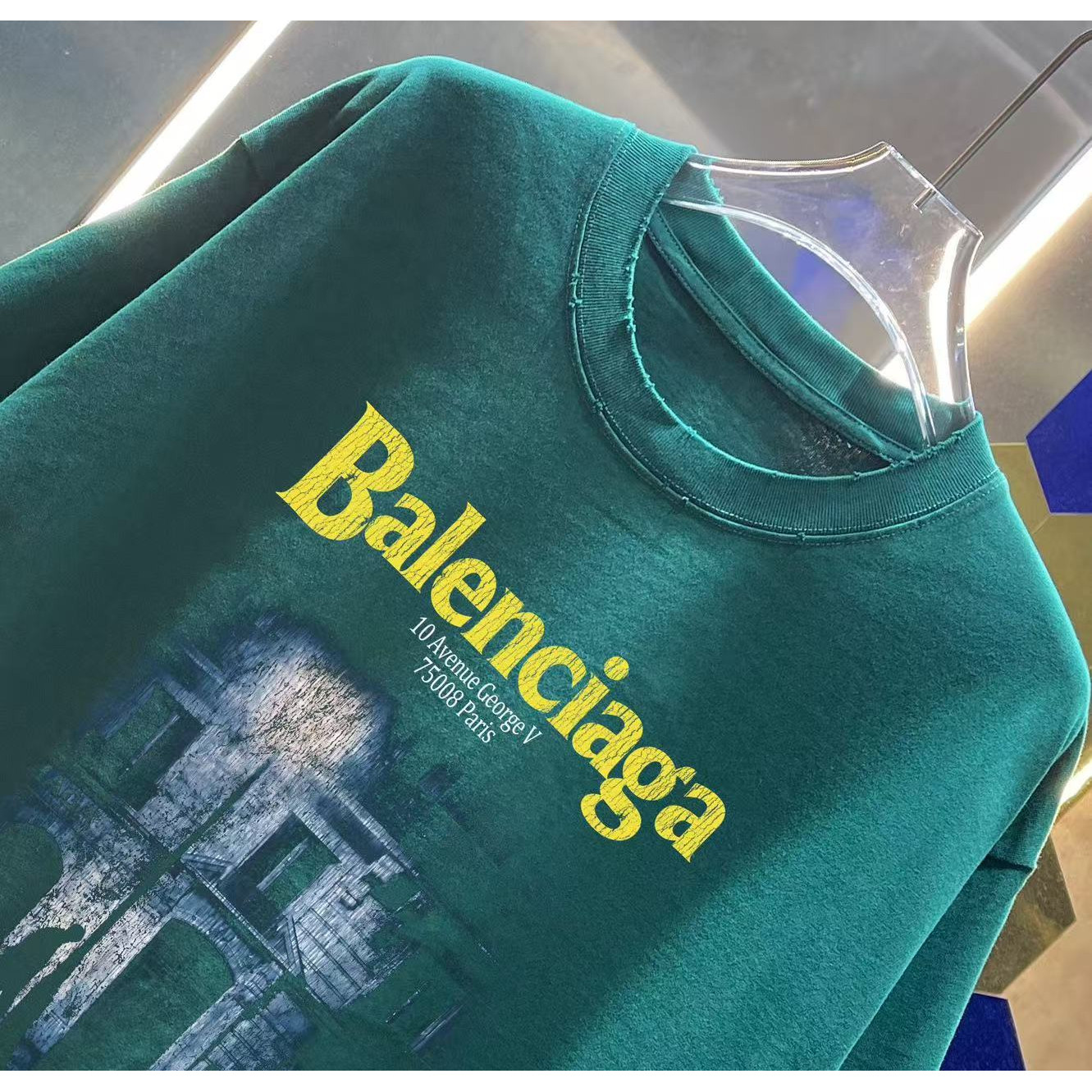 <p>Balenciaga 洗水磨破短袖T恤(洗水綠)</p>