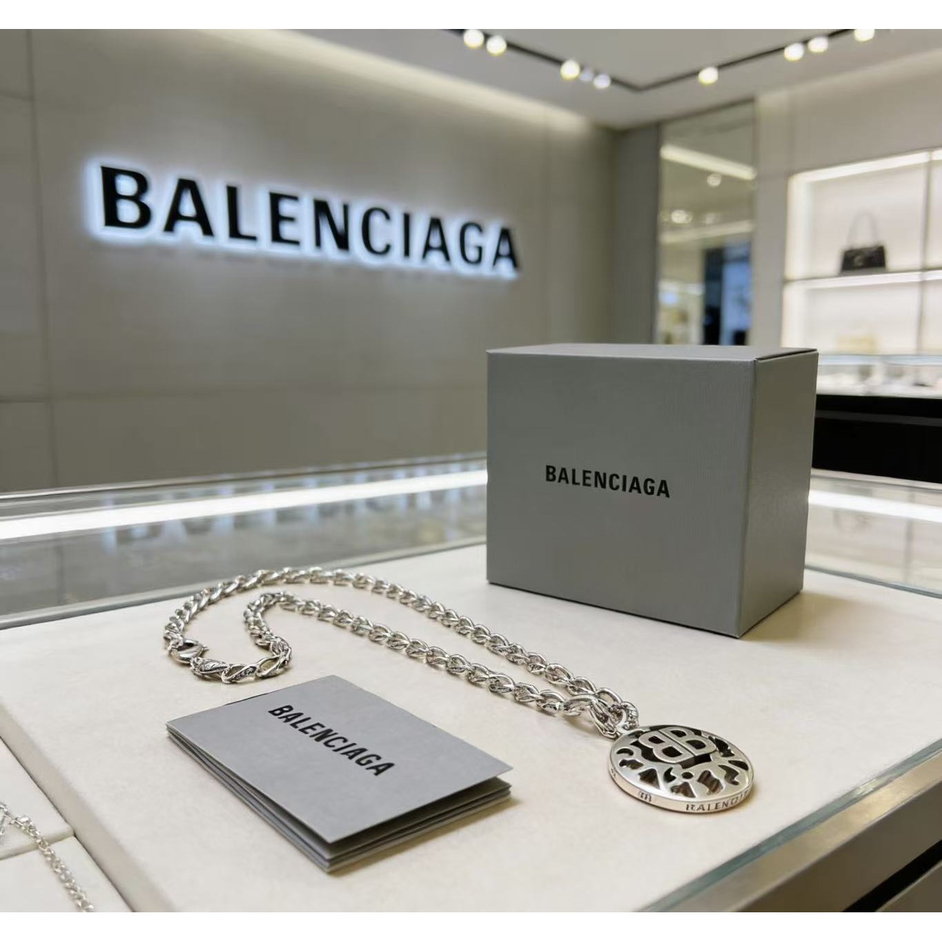 <p>Balenciaga 项链</p>