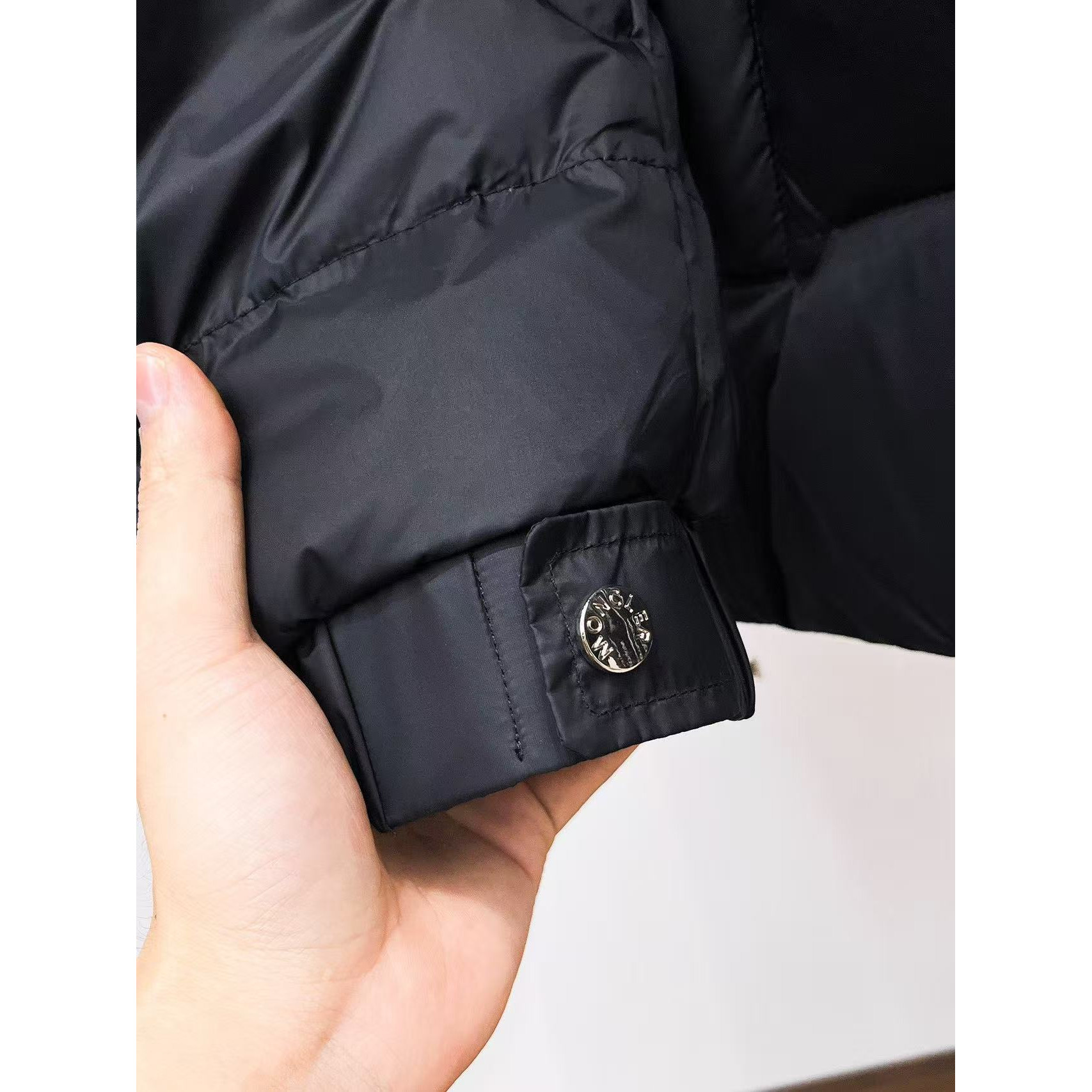 <p>MONCLER&nbsp;秋冬新款羽绒服(藏青)&nbsp;</p>