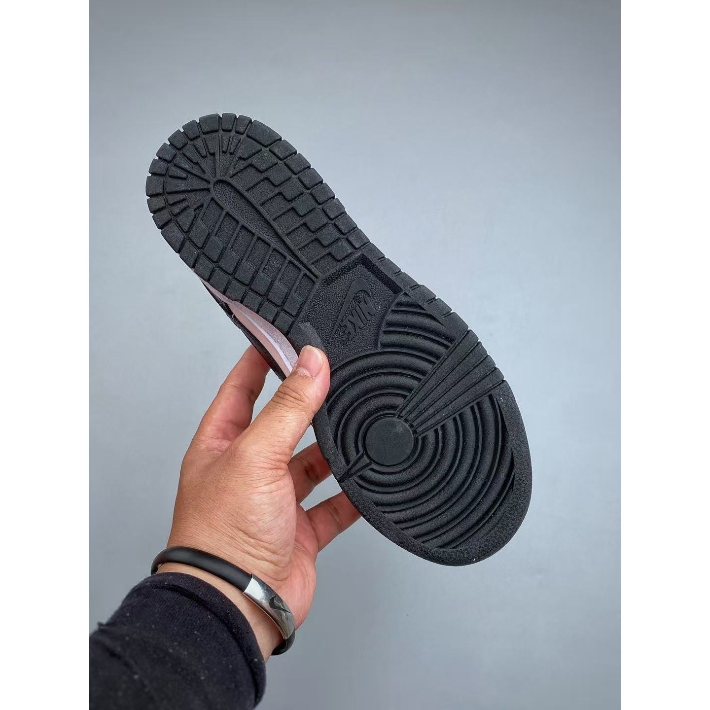<p>Nike &nbsp;Dunk Low 黑+粉 低帮休闲板鞋&nbsp;</p>