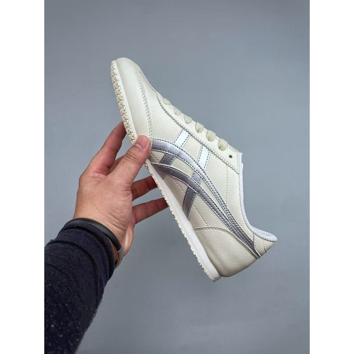 <p>Onitsuka Tiger 低帮板鞋(黑色/銀色)</p>