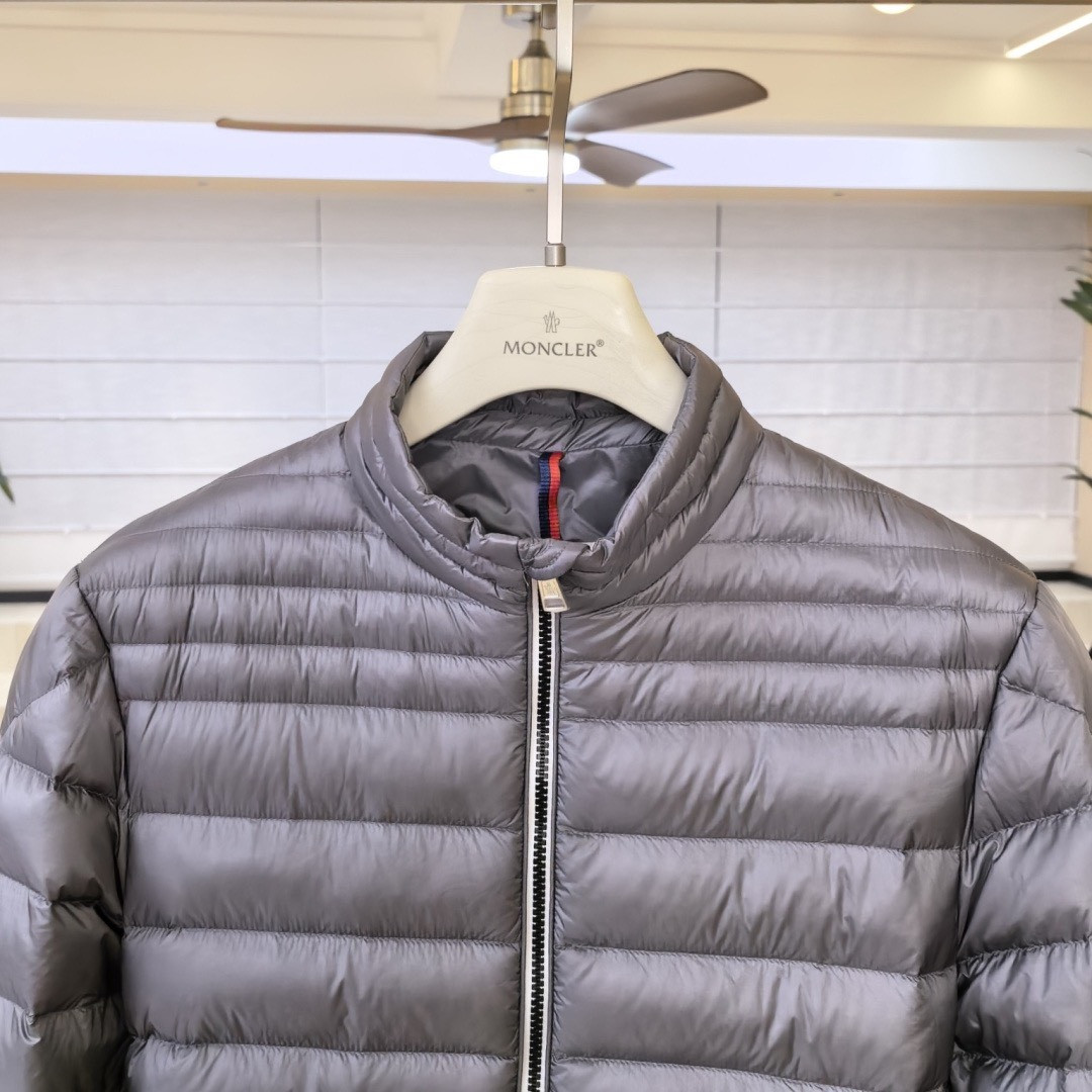 <p>Moncler 原单鹅绒羽絨服(灰)</p>