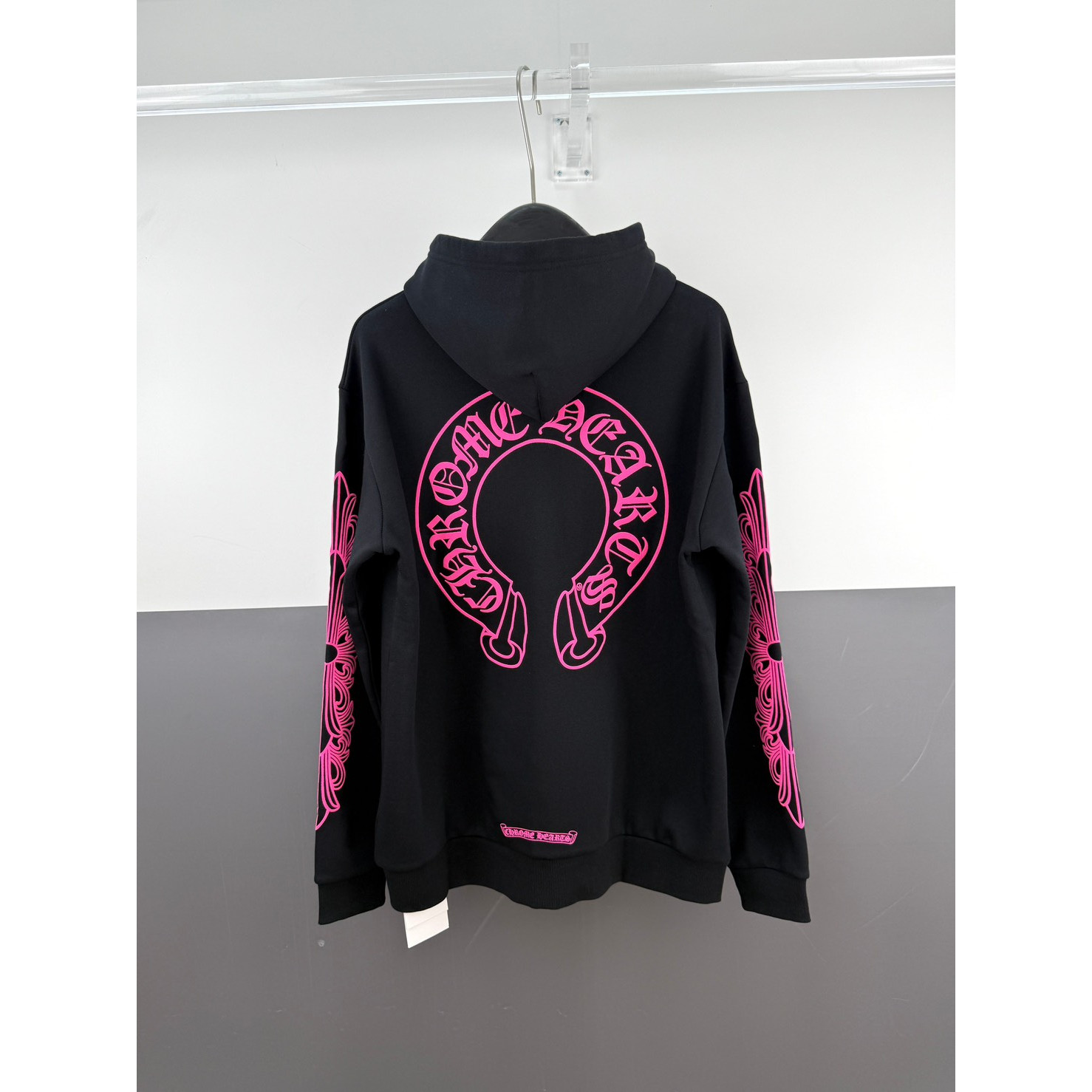 <p>Chrome Hearts 马蹄花纹手臂连帽拉链卫衣(黑底紫梵文)</p>