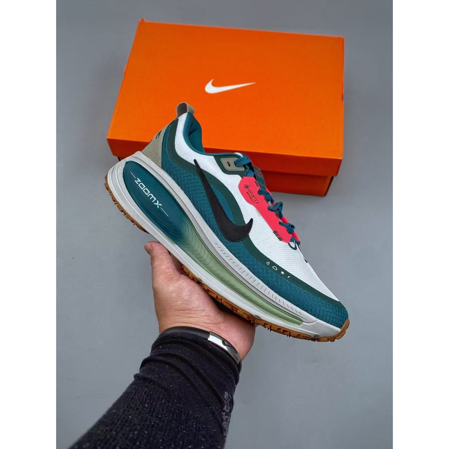 <p>NIKE VOMERO 18 GTX 登月18 缓震休闲跑鞋</p>