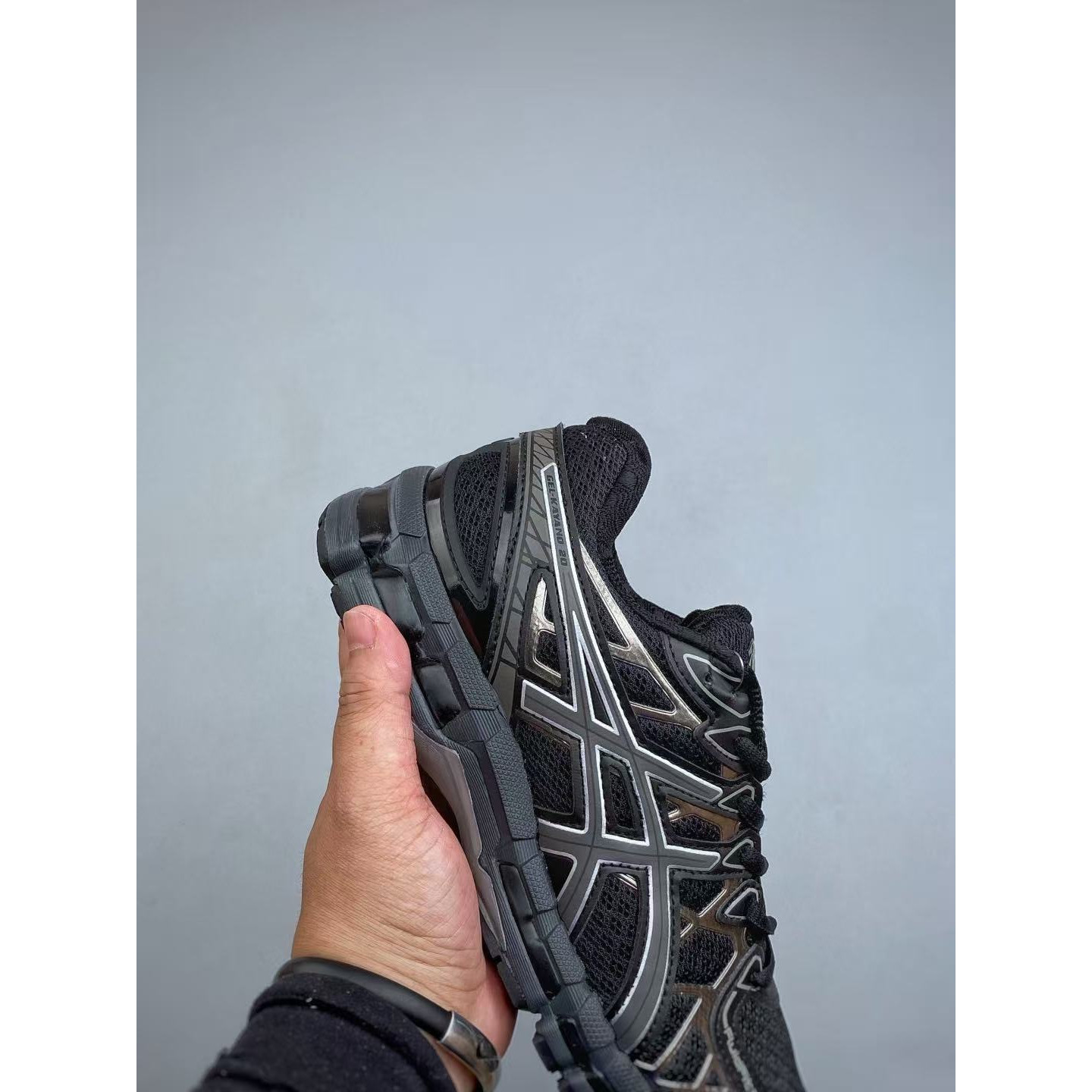 <p>Asics Gel-Kayano 20代 透气专业跑鞋(黑)</p>