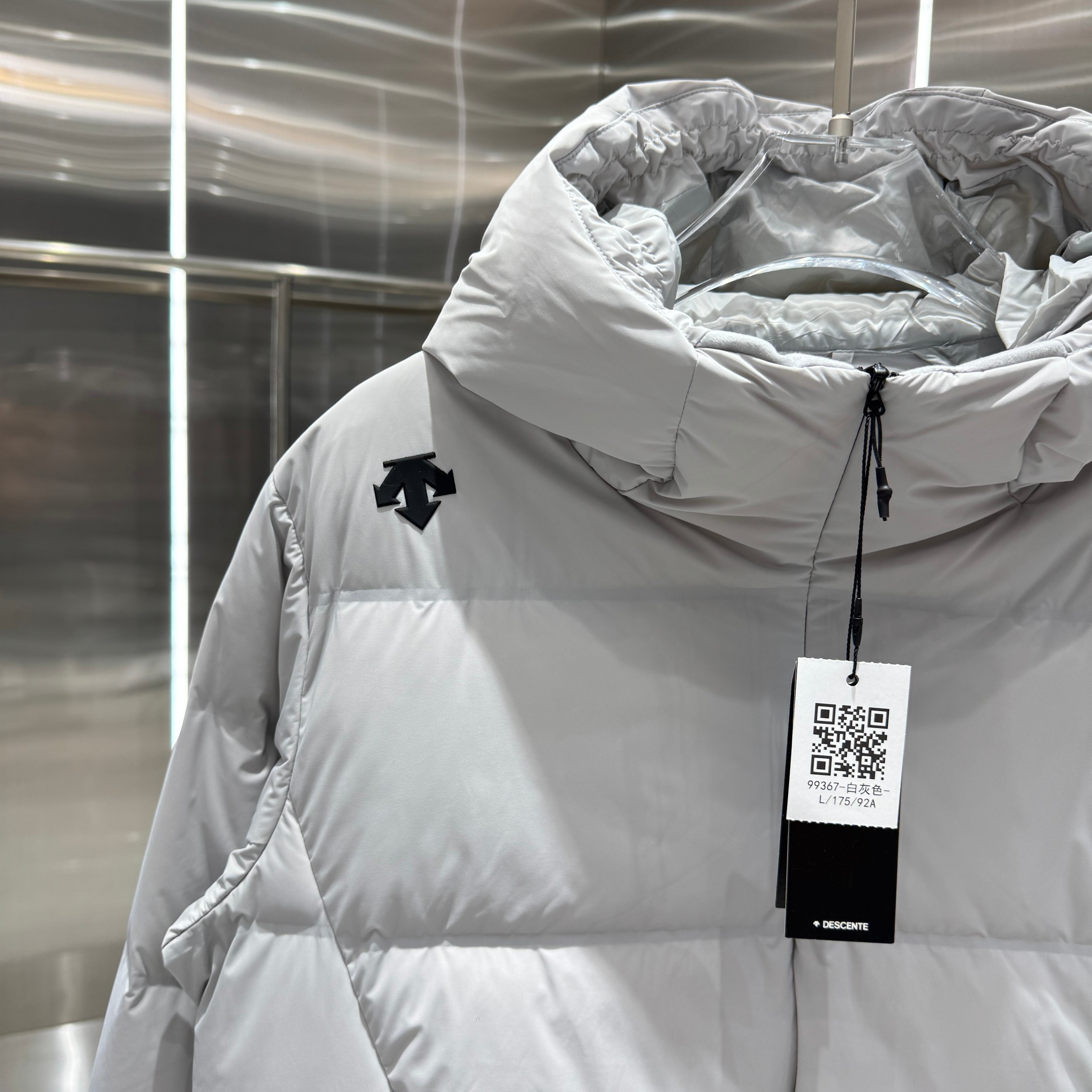 <p>DESCENTE 运动羽绒服(米白)</p>