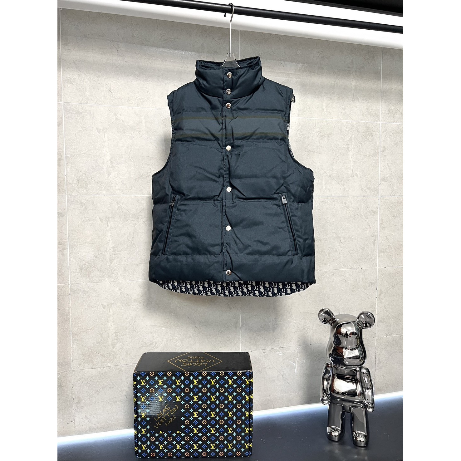 <p>Dior 千鸟格满印双面穿羽绒马甲</p>