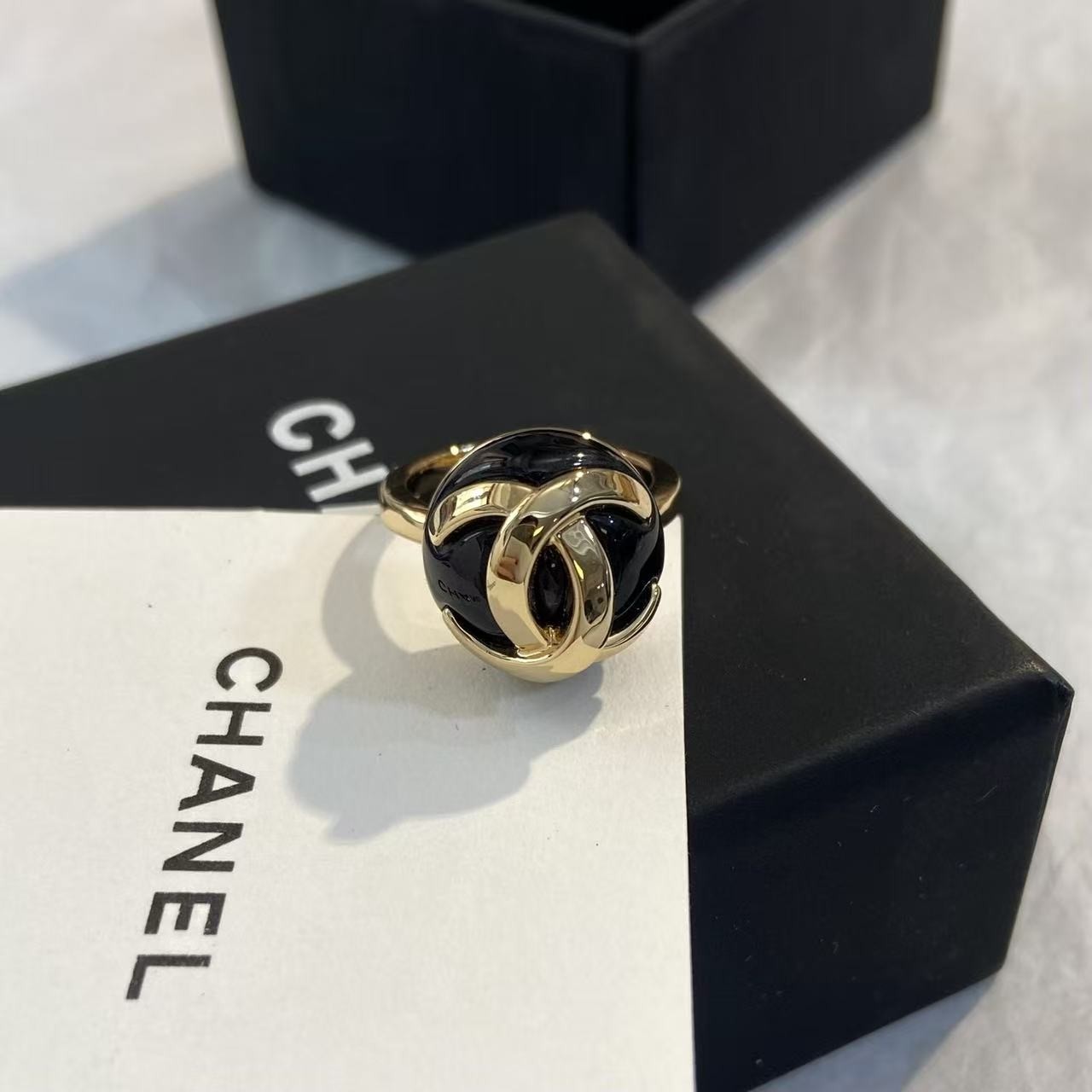 <p>CHANEL 抱珠吊金珠戒指 6/7/8</p>