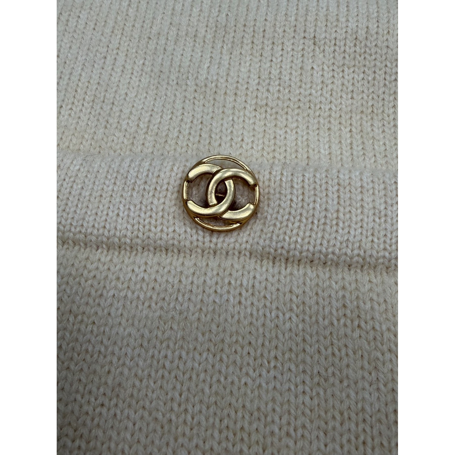 <p>Chanel 羊绒针织开衫(卡其)</p>