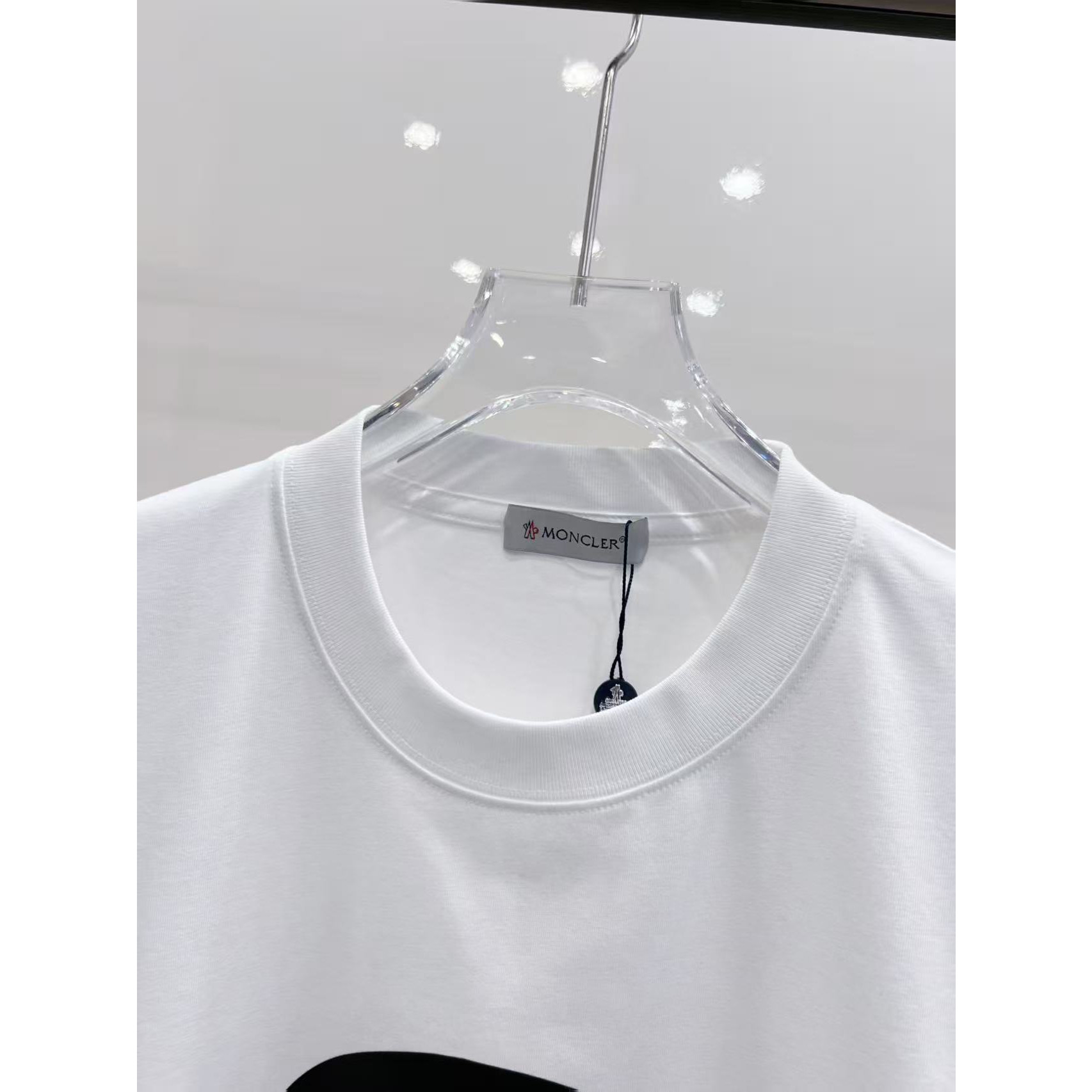 <p>MONCLER&nbsp;短袖T恤(白)</p>