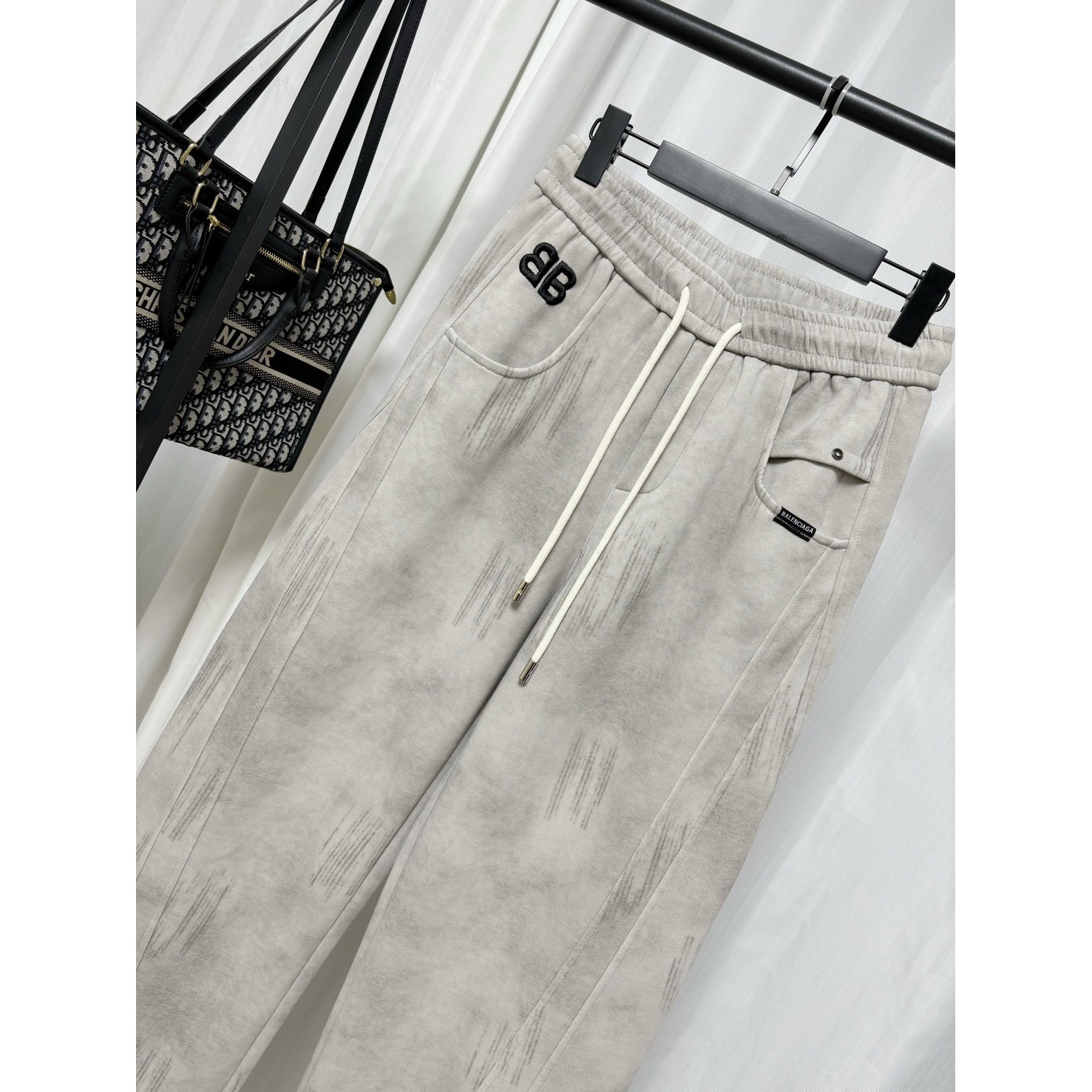 <p>Balenciaga 休闲长裤(灰)</p>