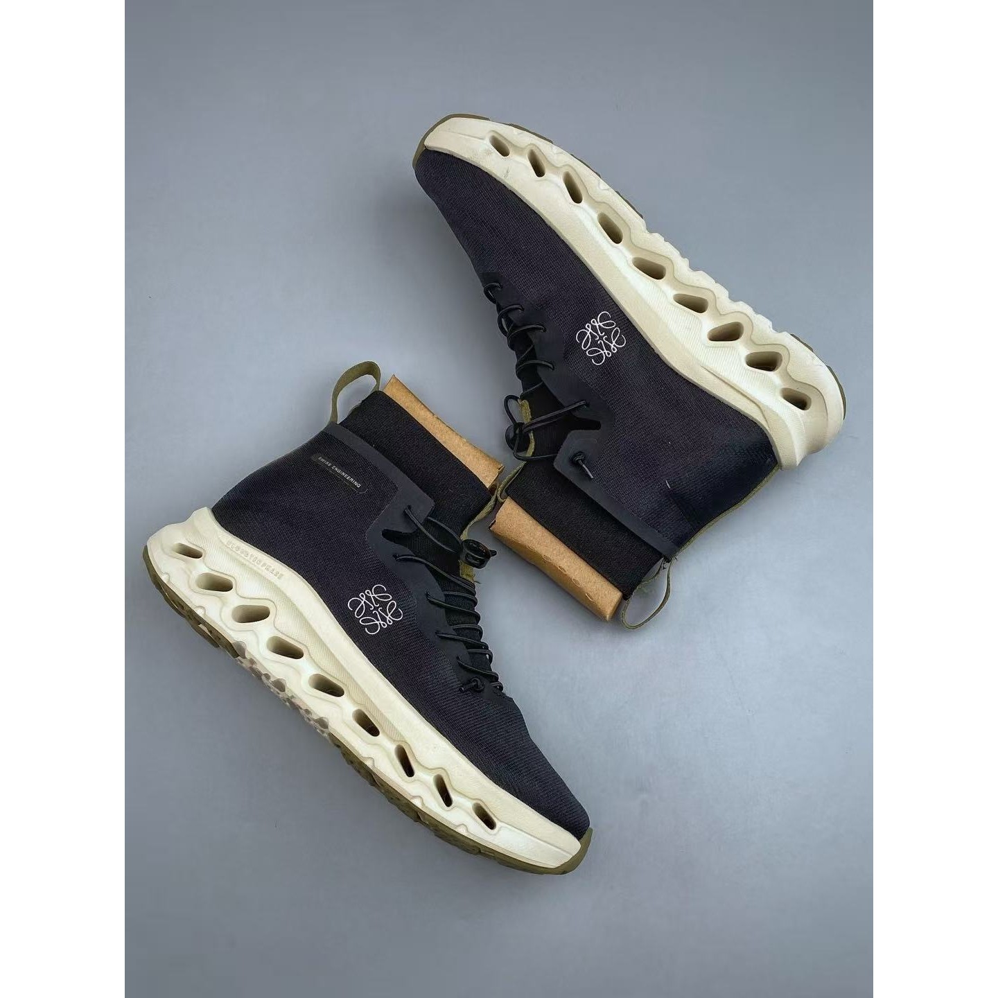 <p>On X Loewe 户外街头机能风跑步鞋(黑)</p>