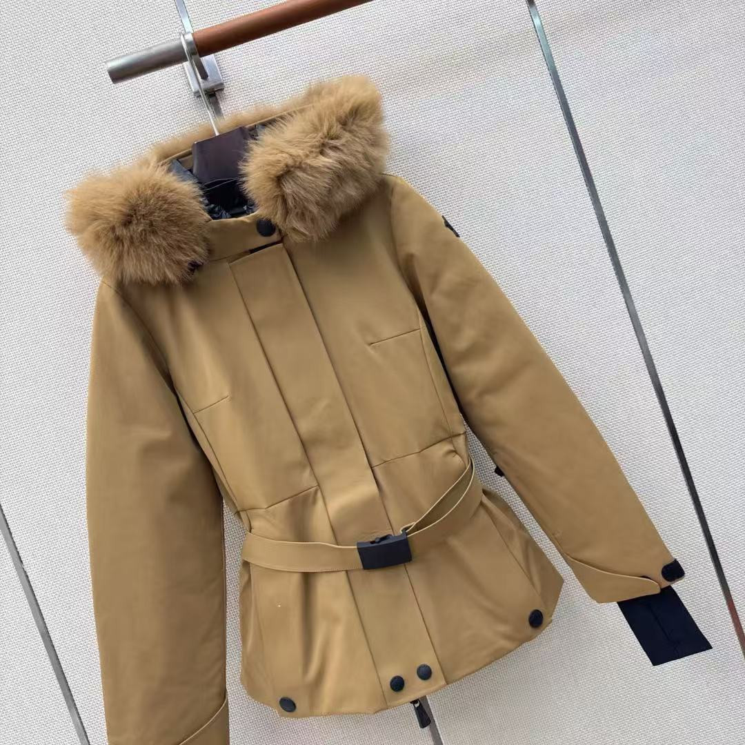 <p>MONCLER 经典Celac短款收腰羽绒滑雪服(卡其)</p>