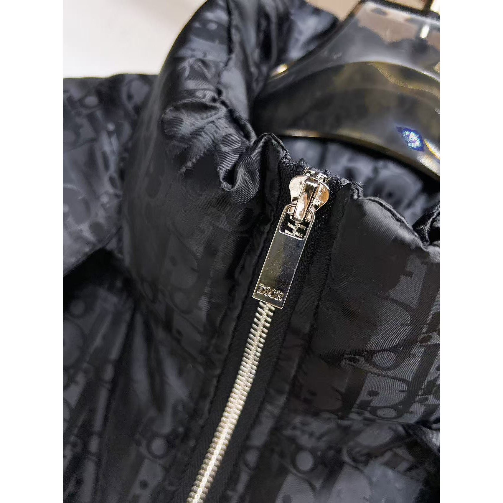 <p>DIOR&nbsp;秋冬新款羽绒服(黑)</p>