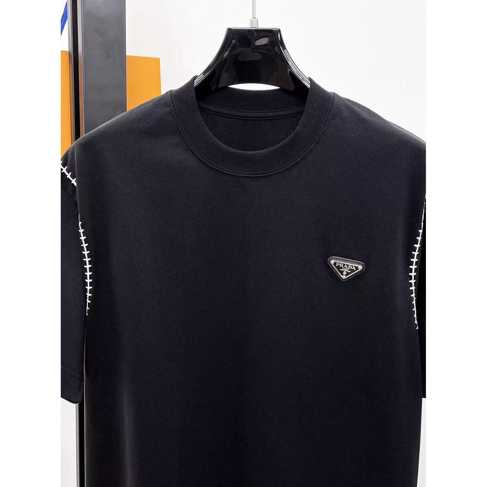 <p>PRADA 专柜新款短袖T恤(黑)</p>