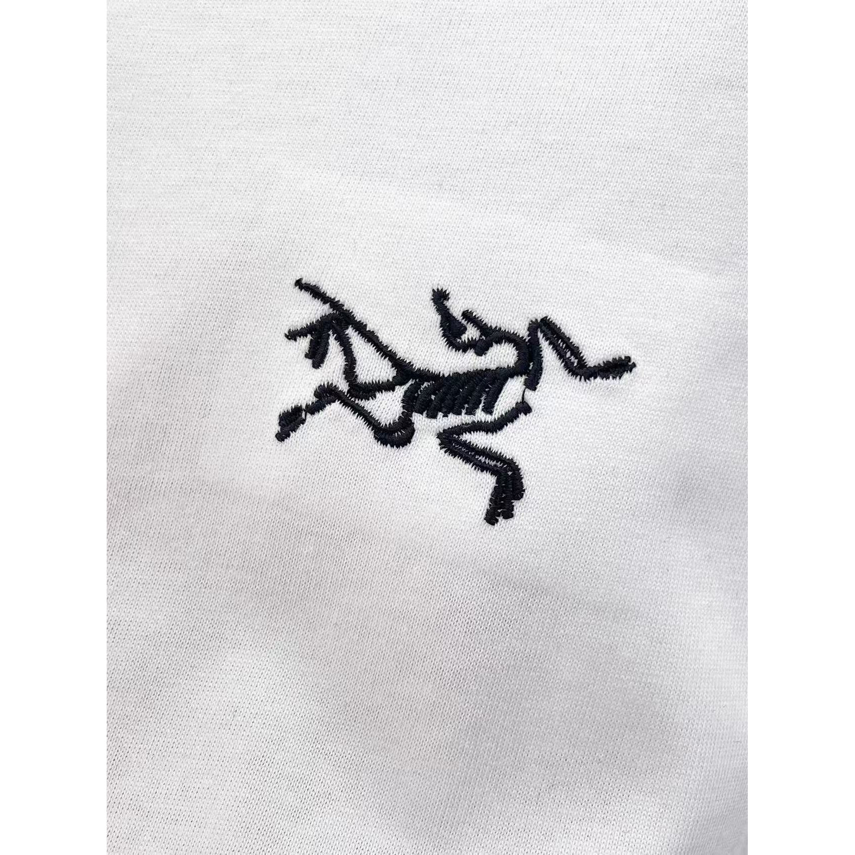 <p>Arc'teryx 专柜新款短袖T恤(白)</p>