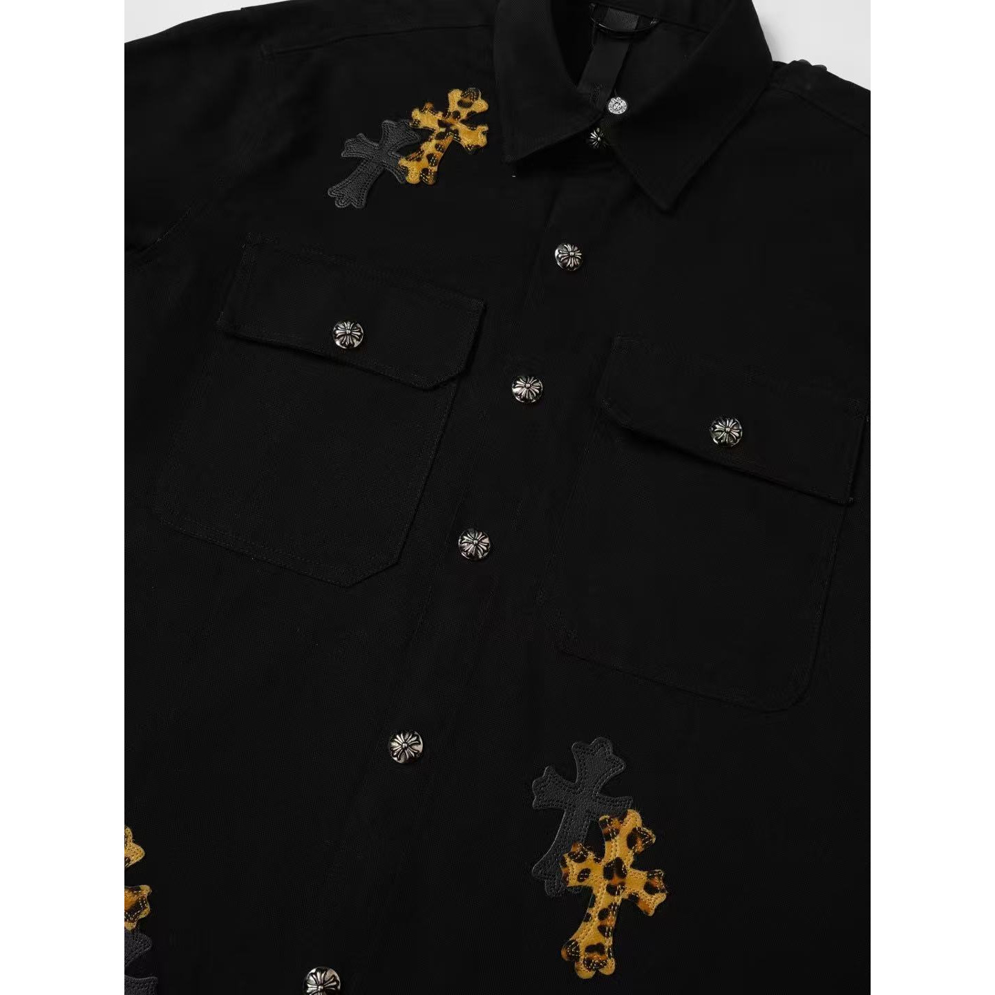 <p>CHROME HEARTS 十字架工装牛仔外套(黑)<br />
&nbsp;</p>