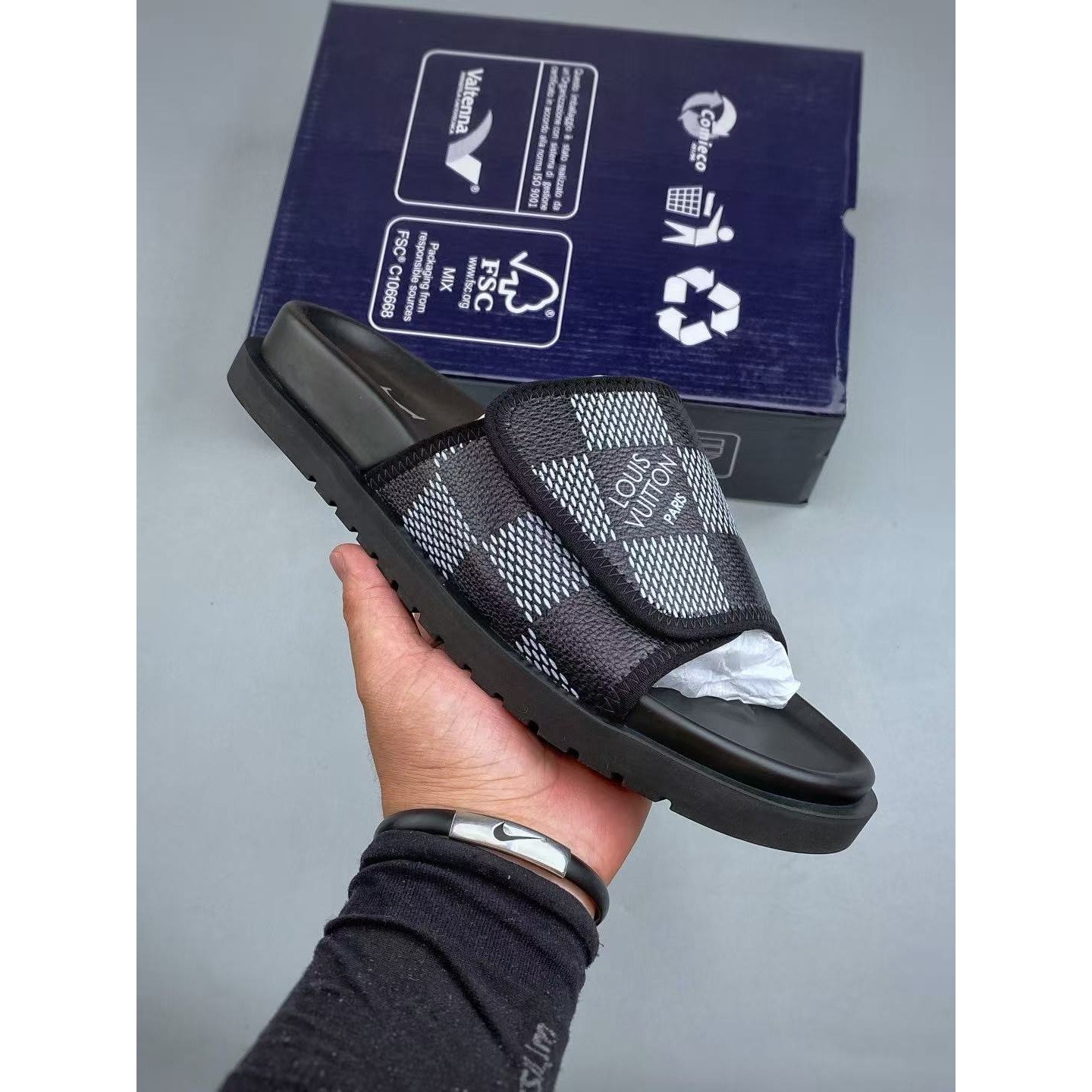 <p>Lv Miami Damier 男款魔术贴一字拖鞋 (黑灰)</p>
