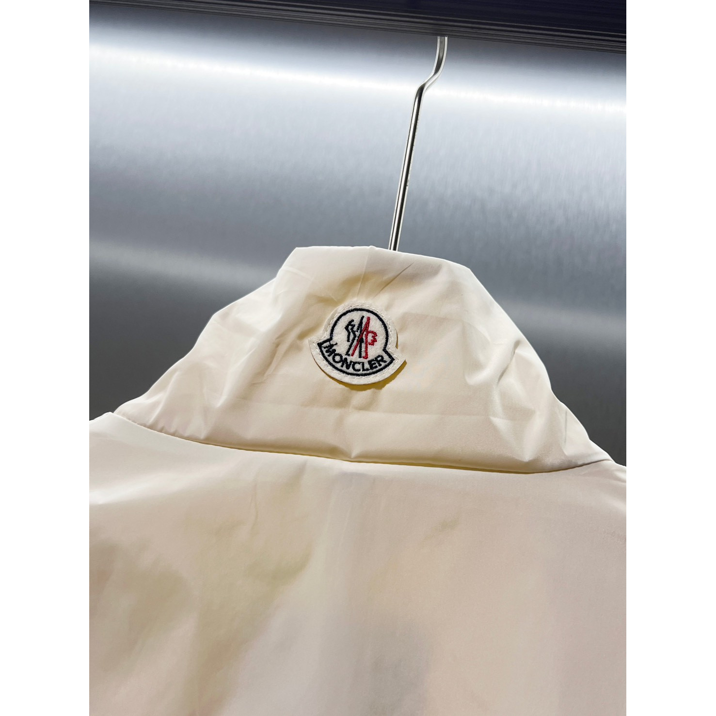 <p>MONCLER&nbsp;夹克外套(杏)</p>