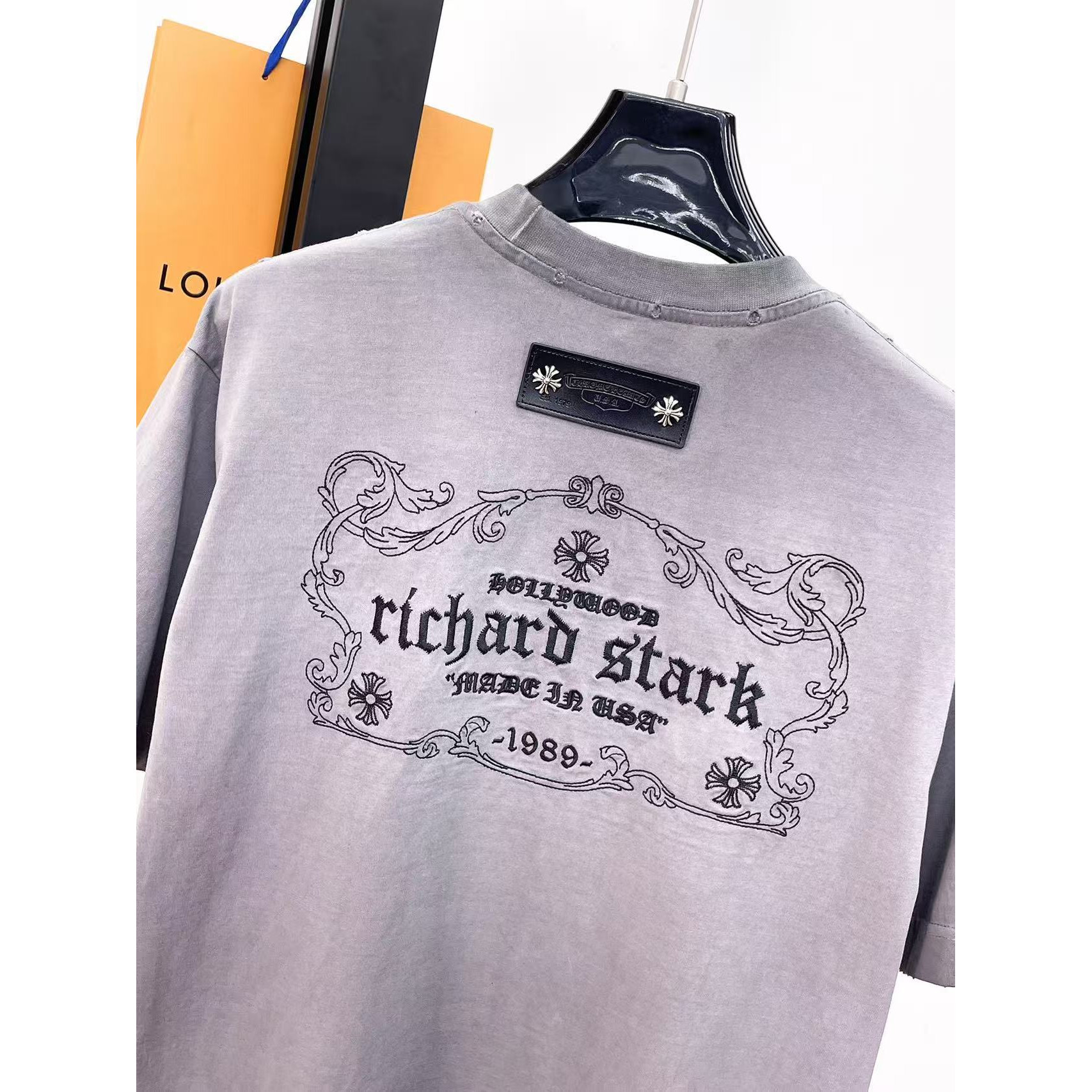 <p>CHROME HEARTS 专柜新款短袖T恤(洗水紫)</p>