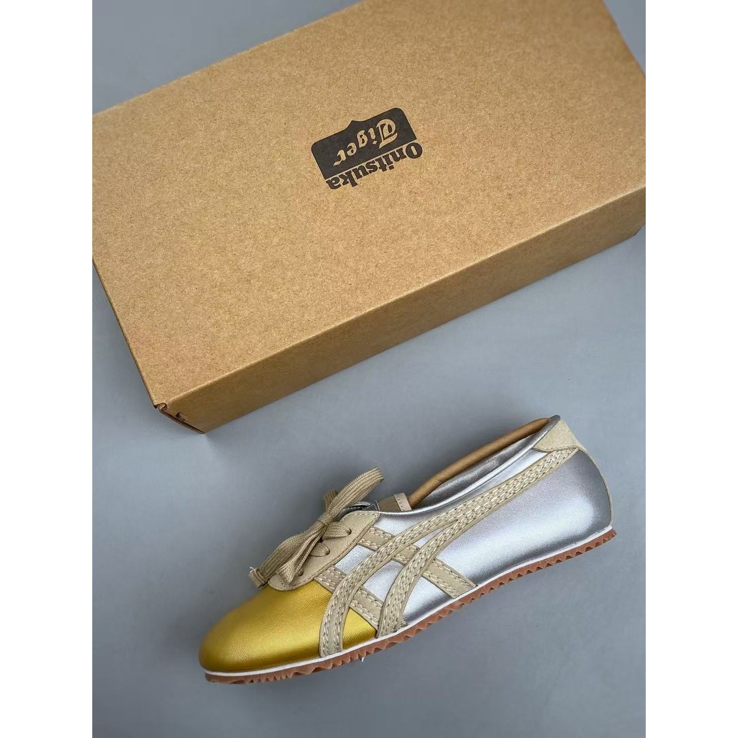 <p>Versace x Onitsuka Tiger 低帮休闲鞋(金銀)</p>