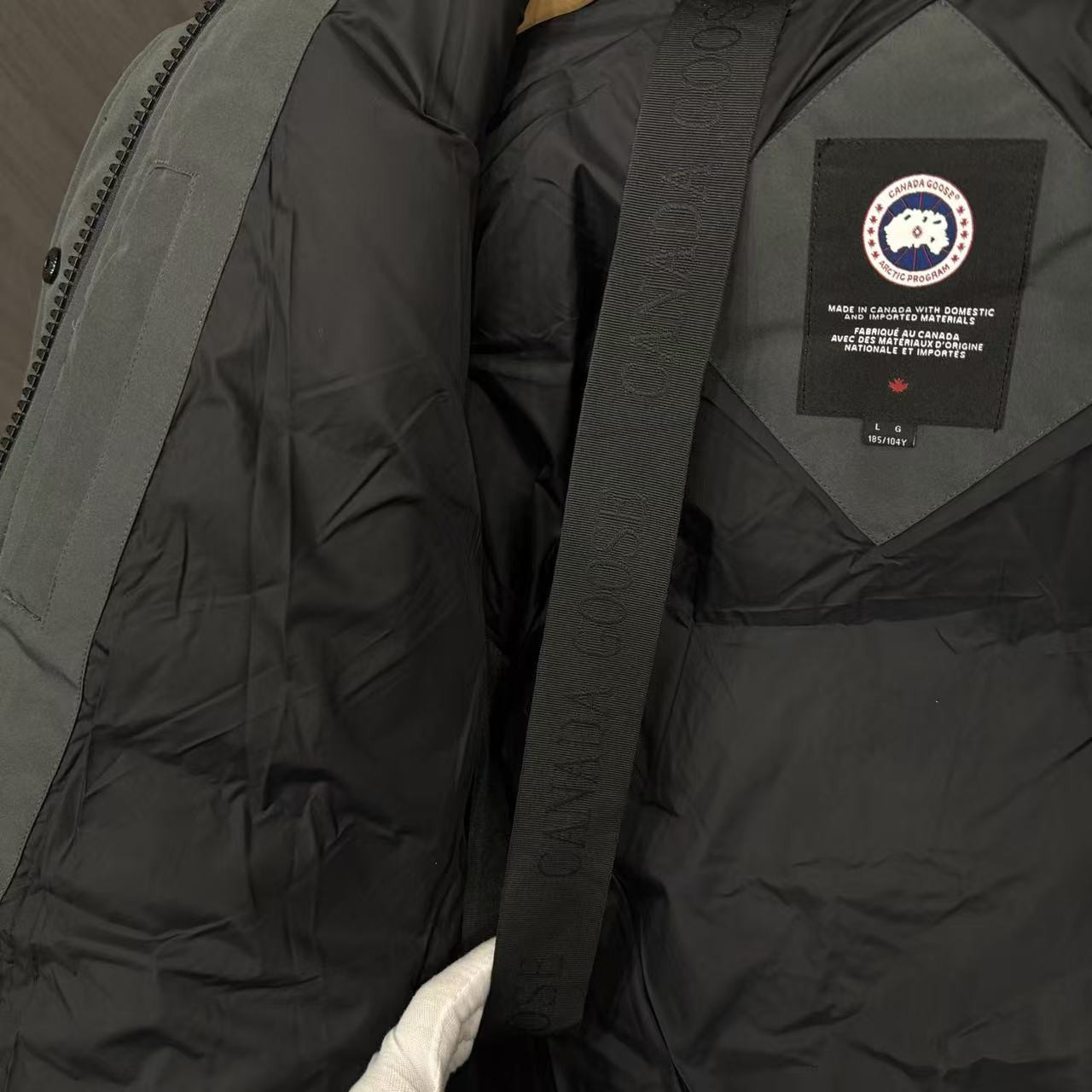 <p>Canada Goose Shelburn*派克大衣羽绒服(灰色紅標)</p>
