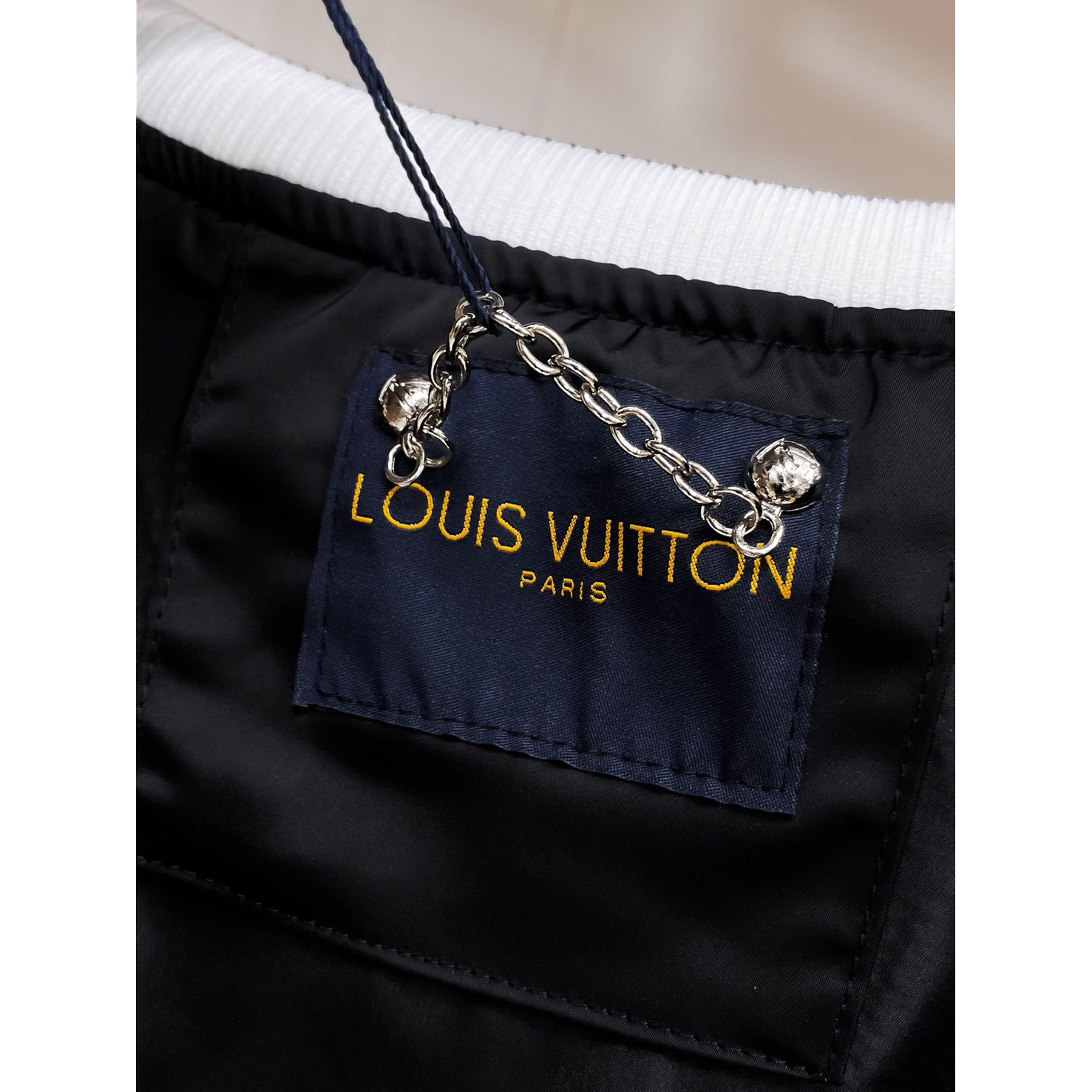 <p>LV&nbsp;男士夹克外套(黑)</p>