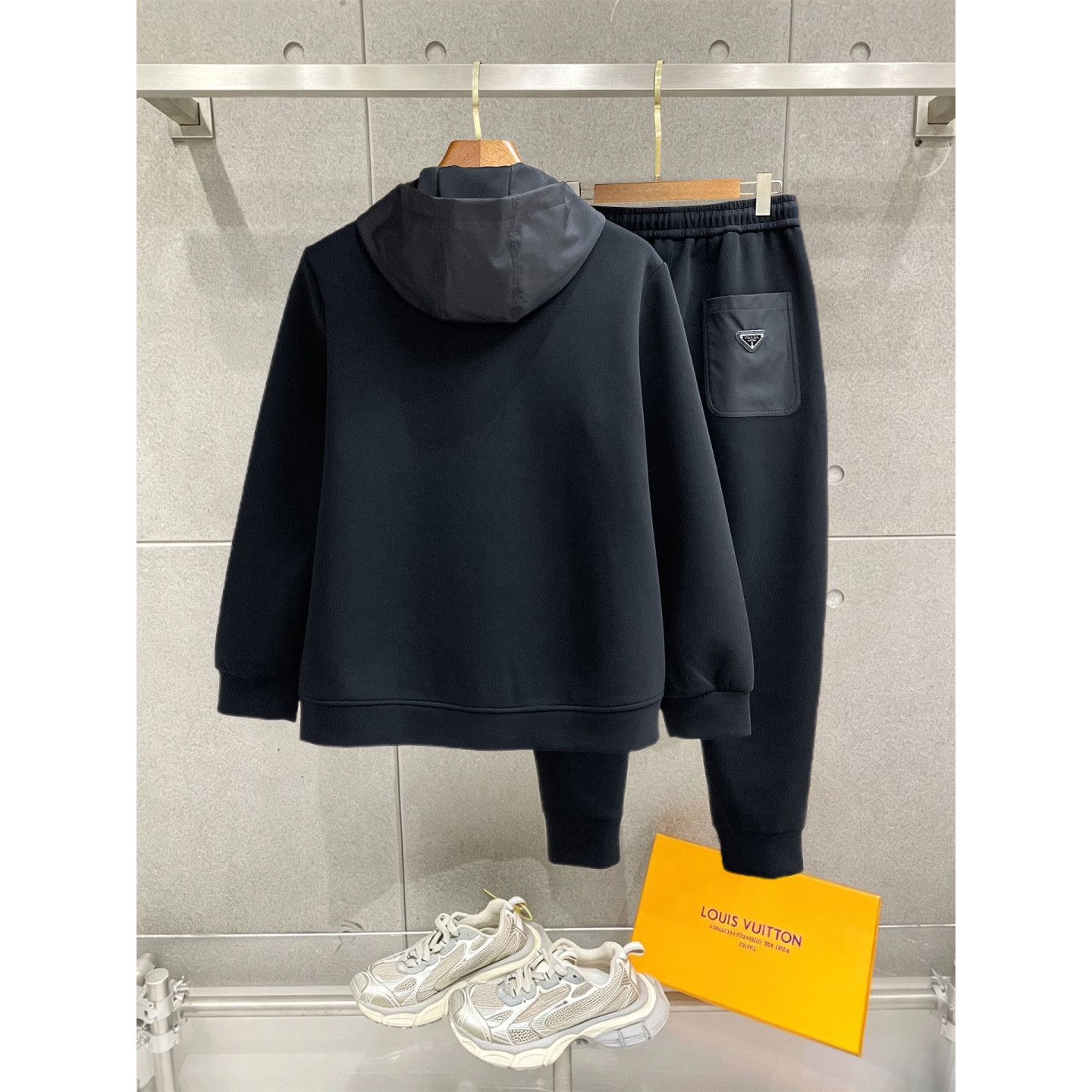 <p>PRADA&nbsp;套装(黑)</p>