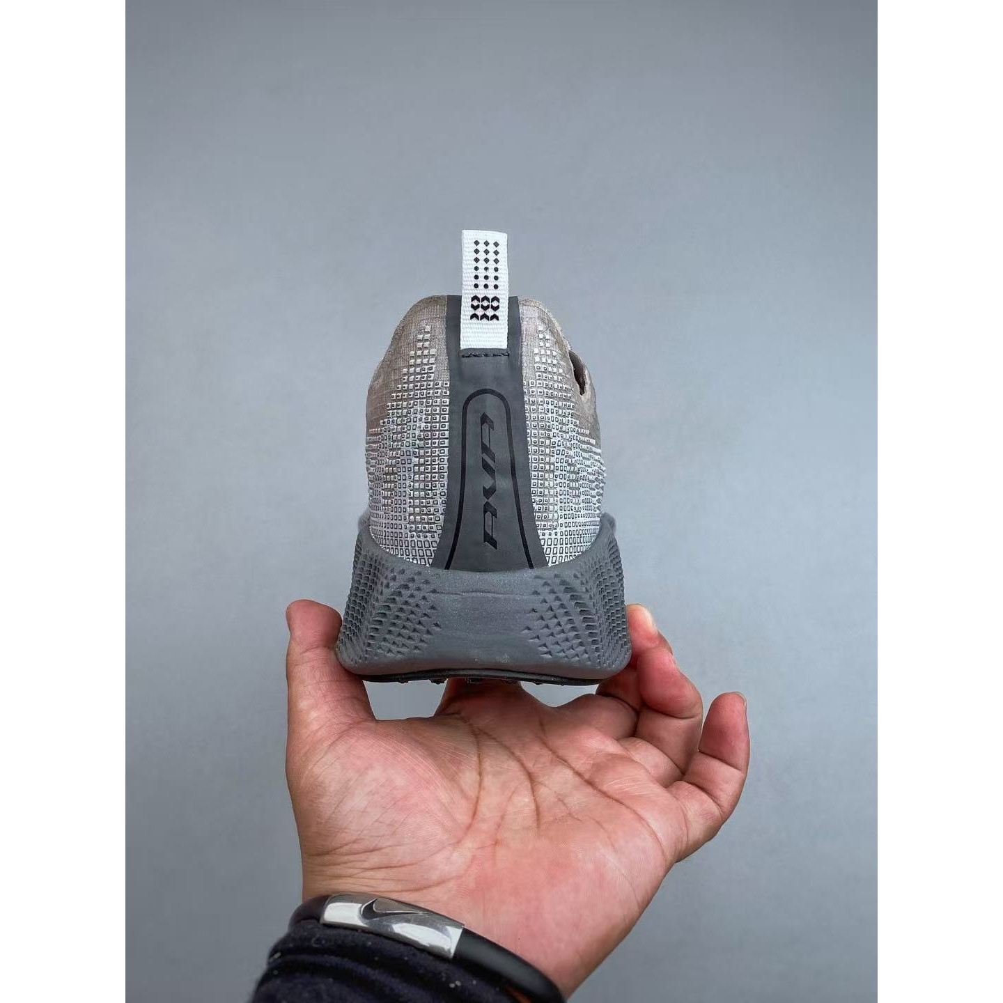 <p>Nike AVA X 透气支撑跑步鞋(褐色)</p>