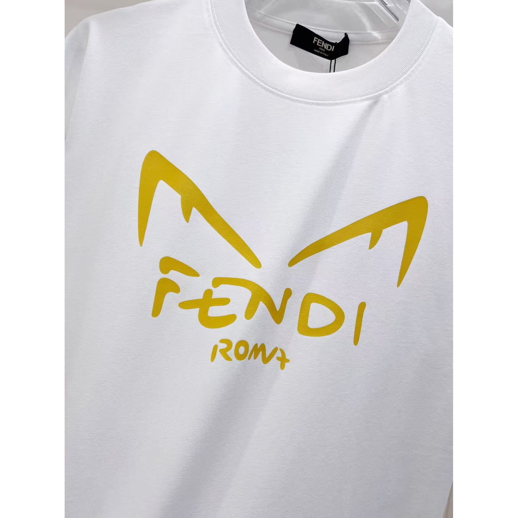 <p>FENDI 小怪兽眼睛字母印花短袖T恤(白)&nbsp;</p>