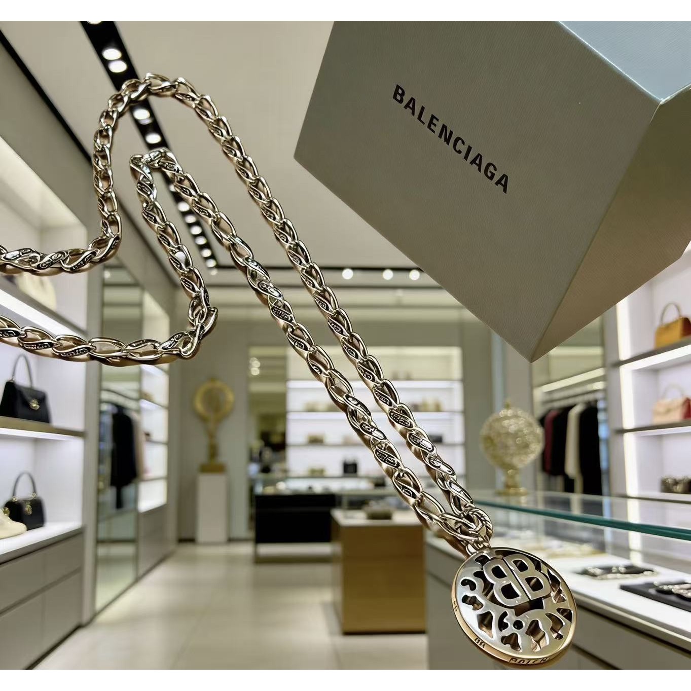 <p>Balenciaga 项链</p>