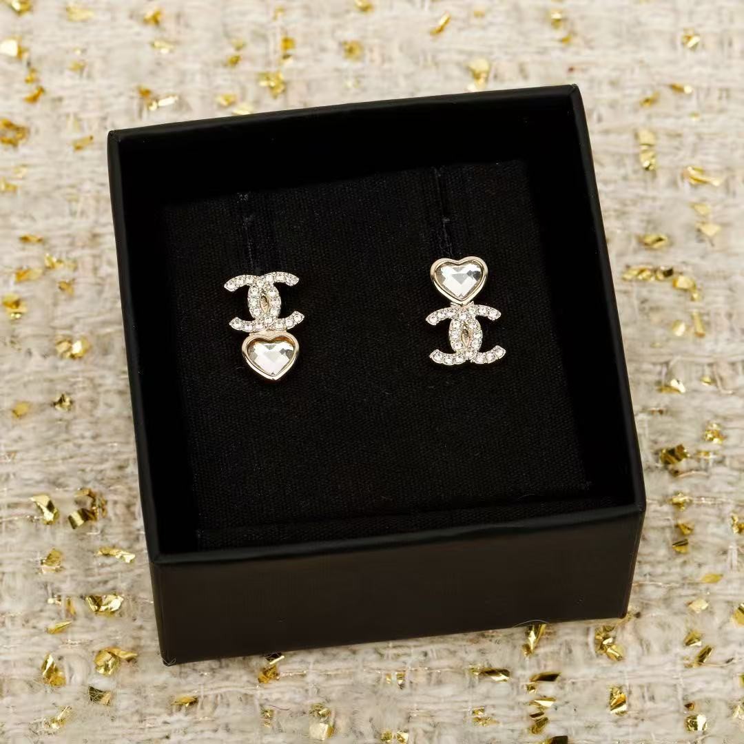 <p>CHANEL&nbsp;双c爱心耳钉</p>
