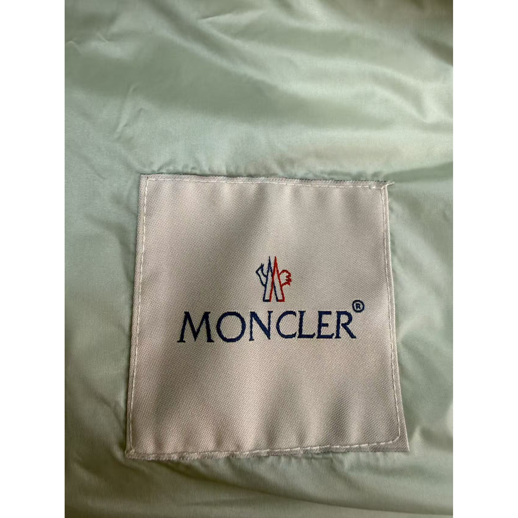 <p>Moncler Liane女士立领羽绒服(綠)</p>
