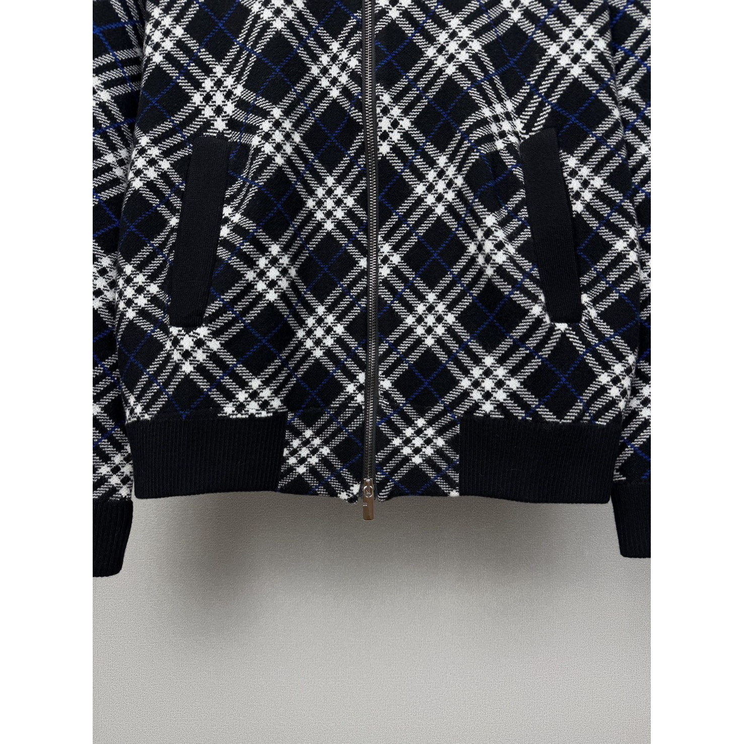 <p>BURBERRY 菱形格嵌花情侣款拉链针织开衫外套(黑色)</p>