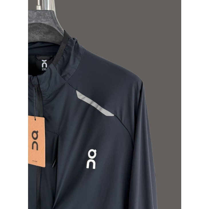 <p>On Weather Jacket Insulated 輕量外套</p>