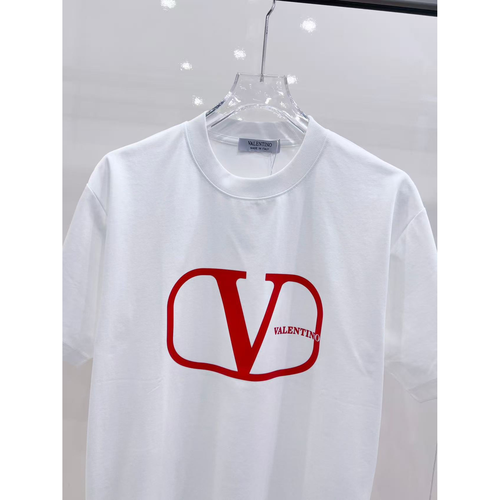 <p>VALENTION&nbsp; 短袖圆领T恤(白)</p>