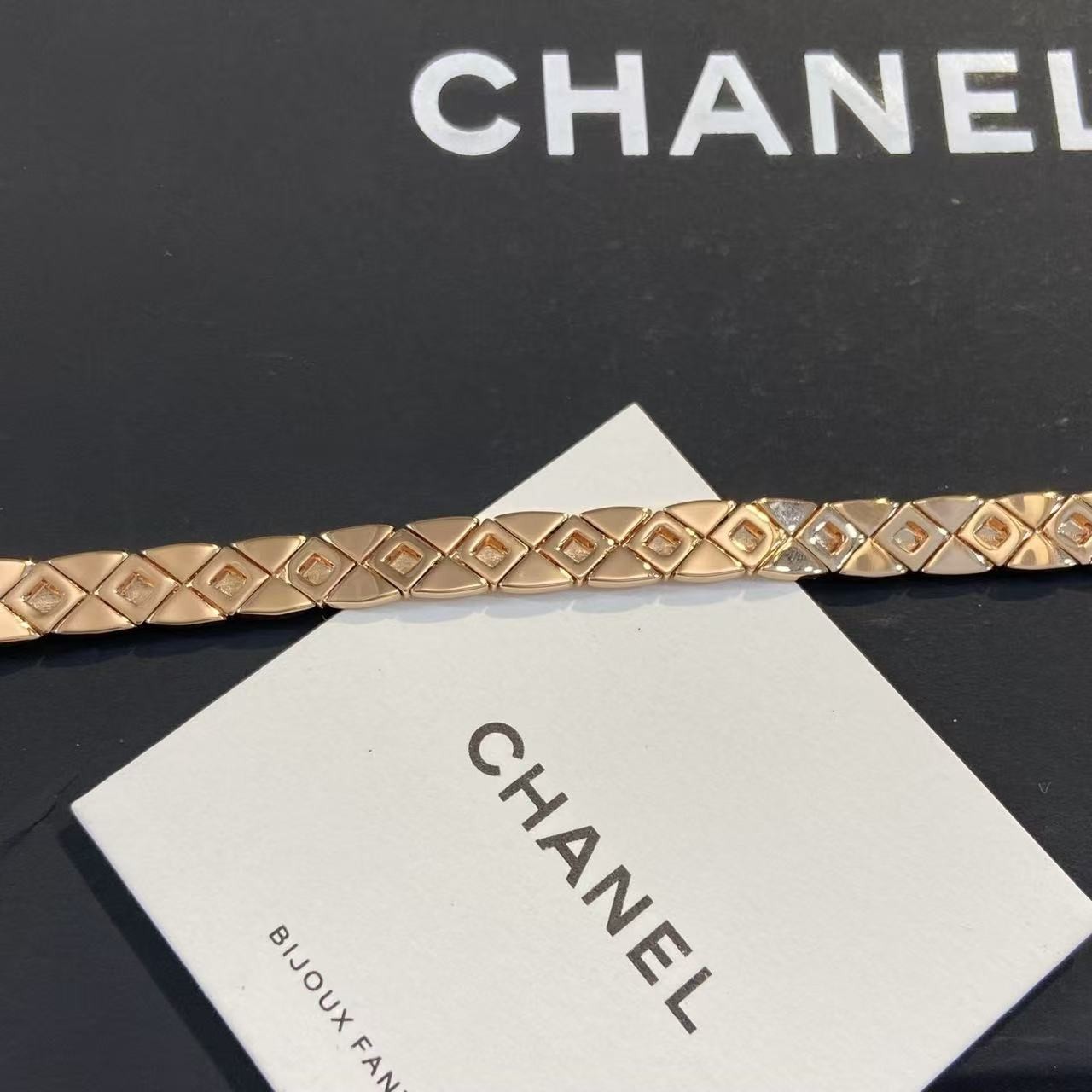 <p>CHANEL 菱格纹金属项链​​ 窄版</p>