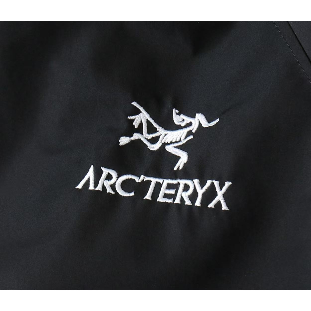 <p>Arc'teryx 男士夹克外套(黑)</p>