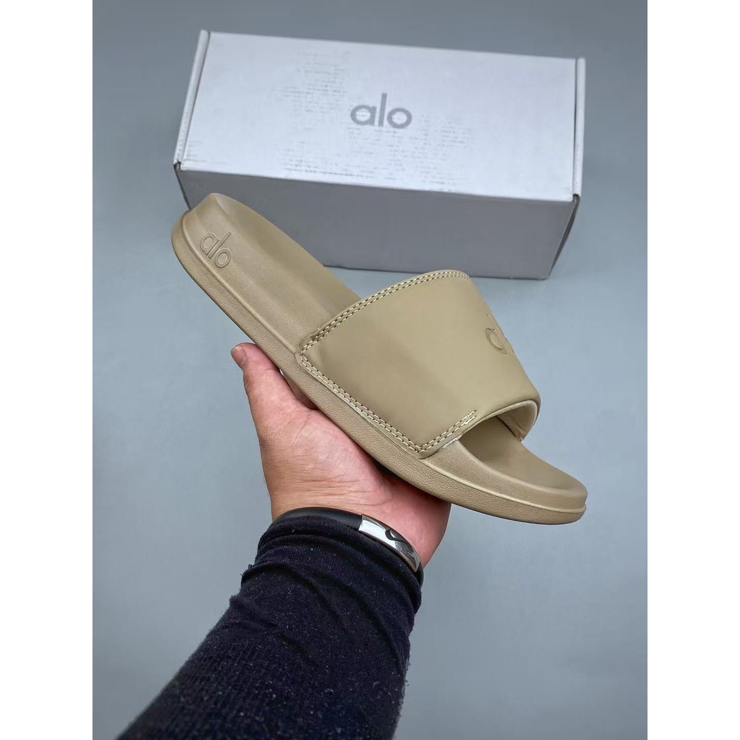 <p>Alo Yoga Unisex 一字拖鞋</p>