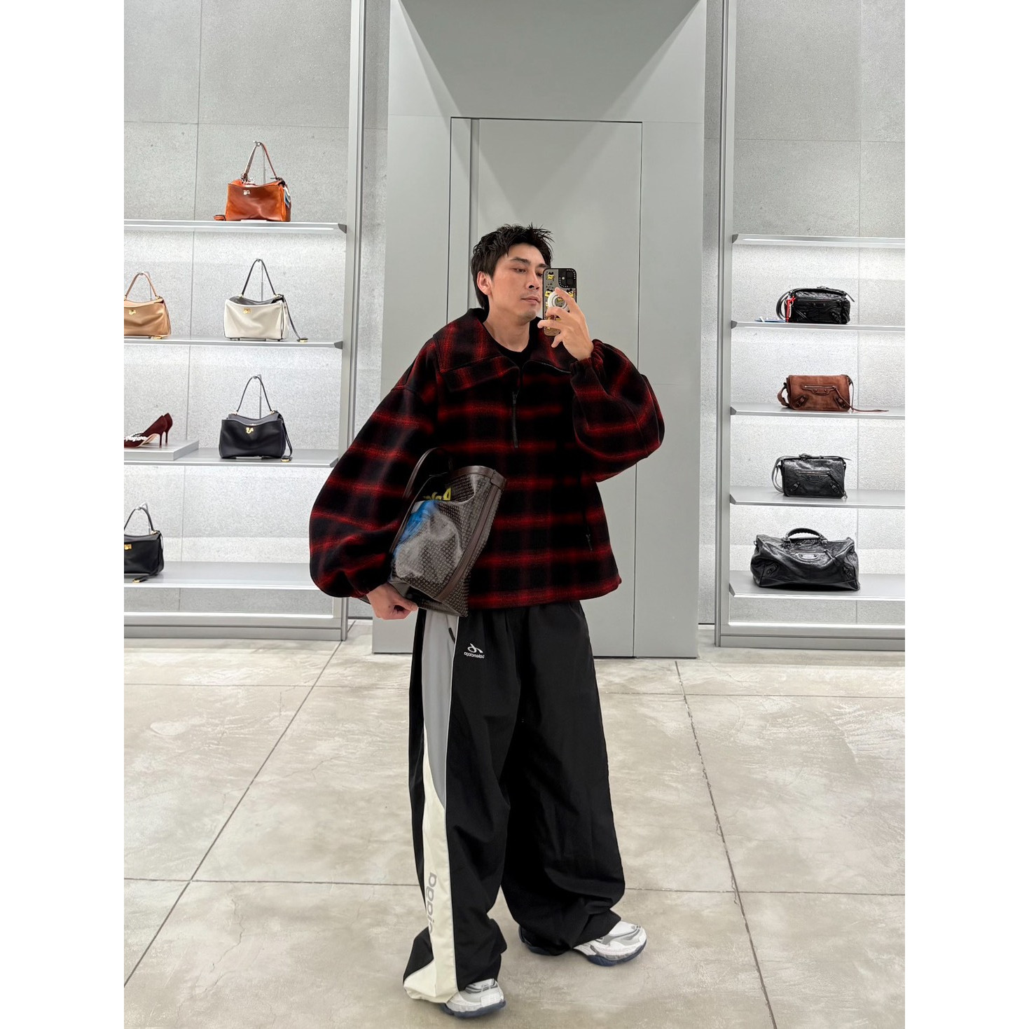 <p>Balenciaga BODIES拼色休闲运动冲锋裤</p>