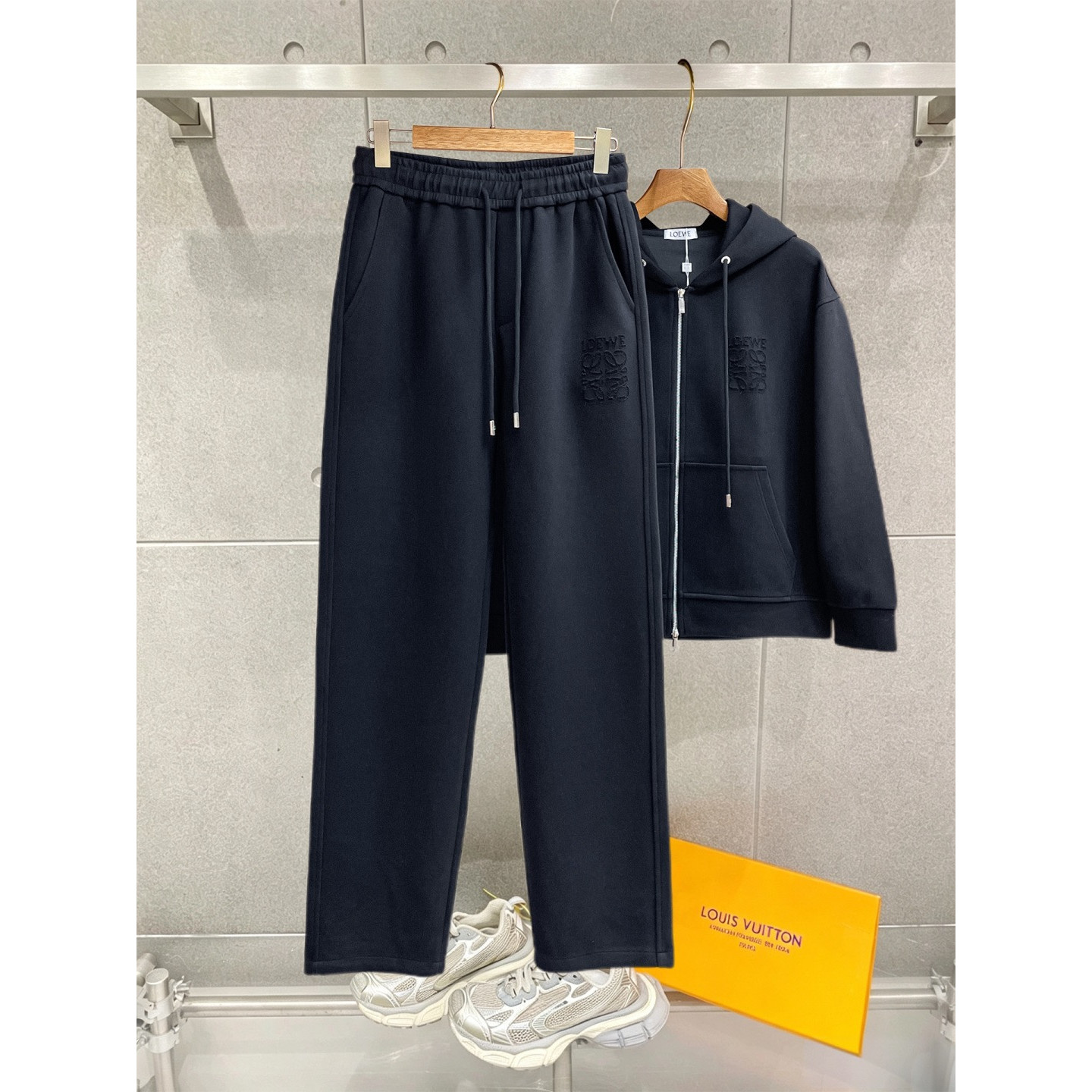 <p>LOEWE&nbsp;套裝(黑)</p>